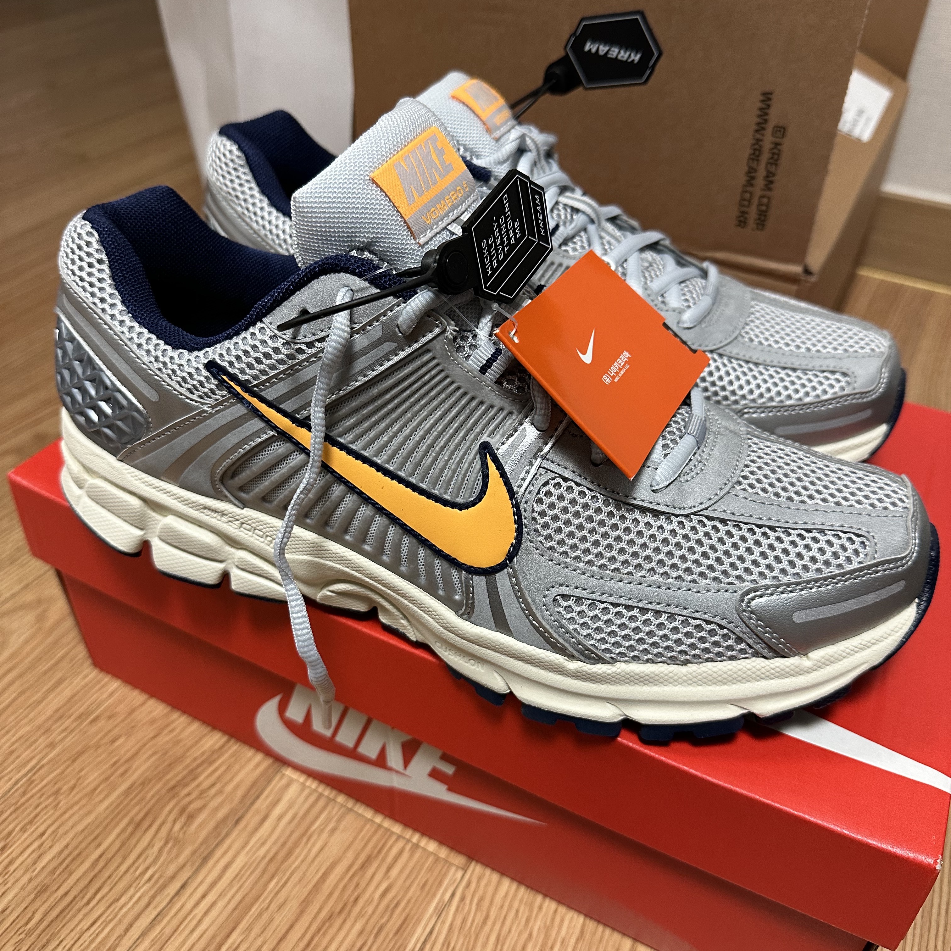 Nike Zoom Vomero 5 Pure Platinum and Laser Orange 착용 스타일 - 1