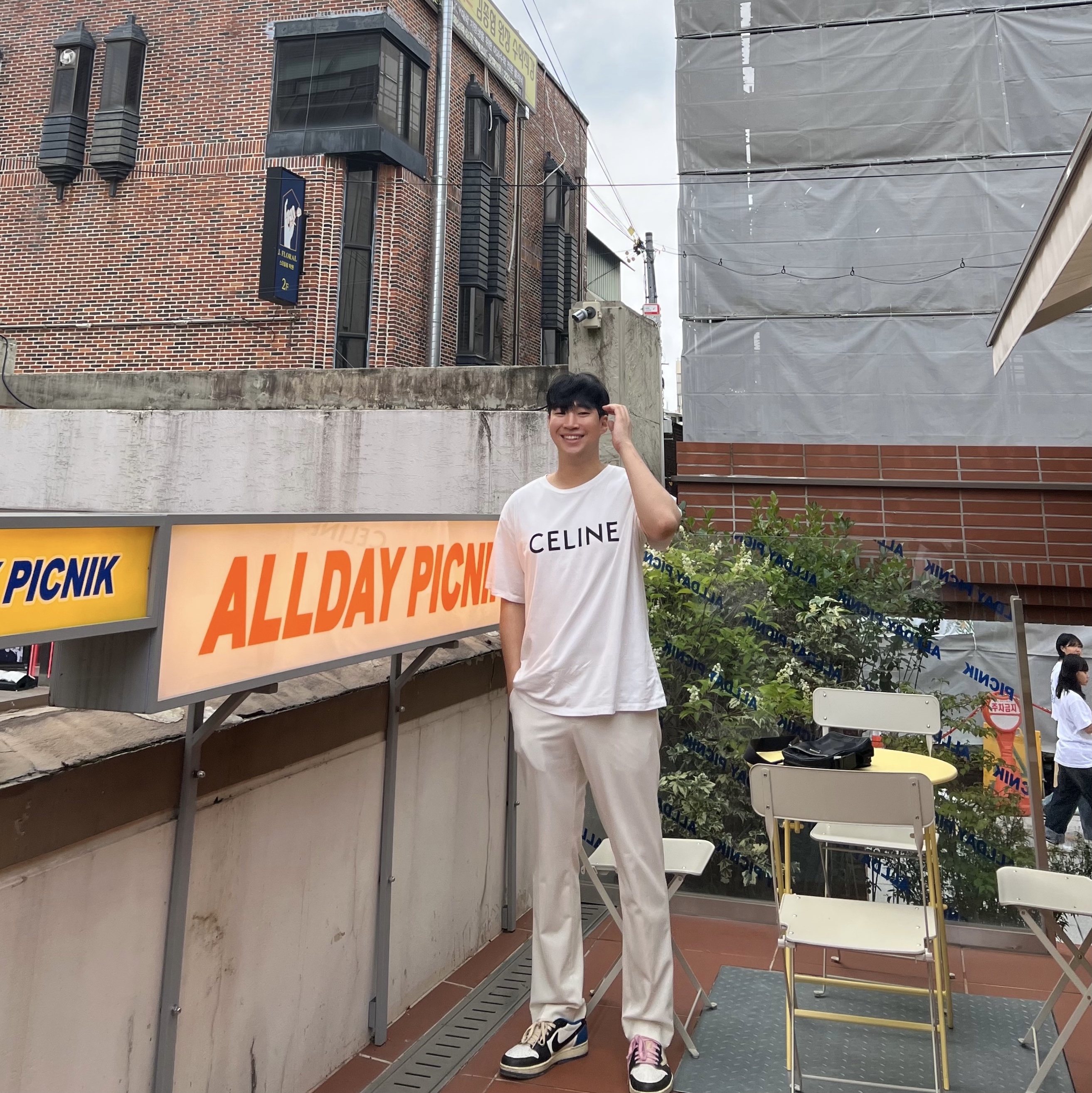 Celine Loose T-Shirt with Celine Print in Cotton Jersey Off White Black, Jordan 1 x Travis Scott x Fragment Retro Low OG SP Military Blue 착용 스타일 - 1