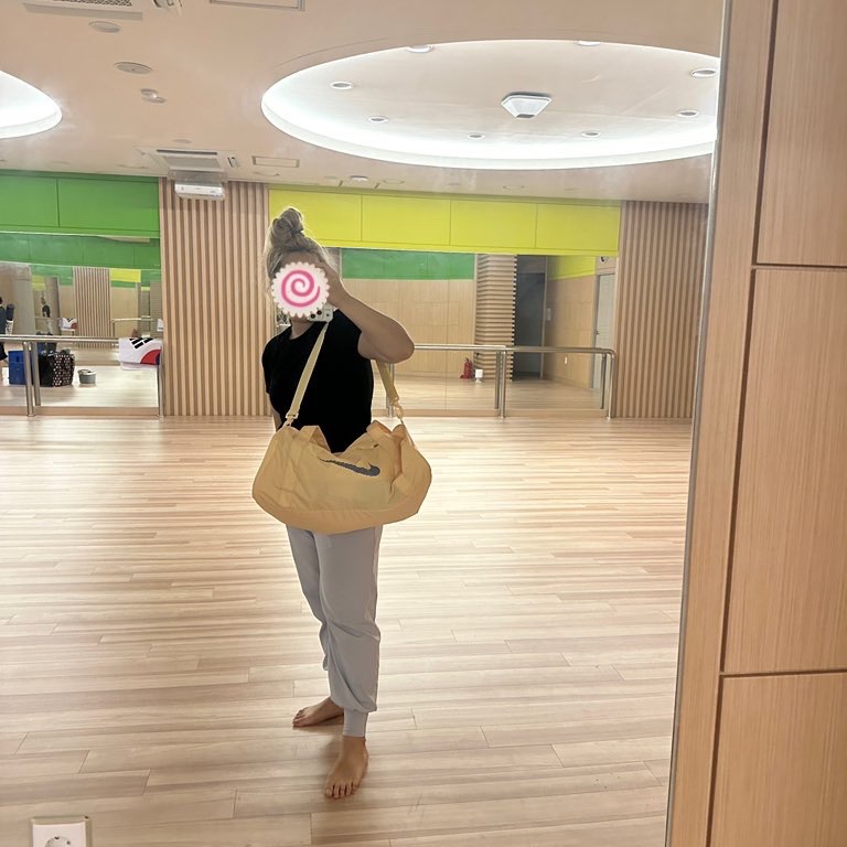 Nike Gym Club Duffle Bag 24L Pale Vanilla 착용 스타일 - 2