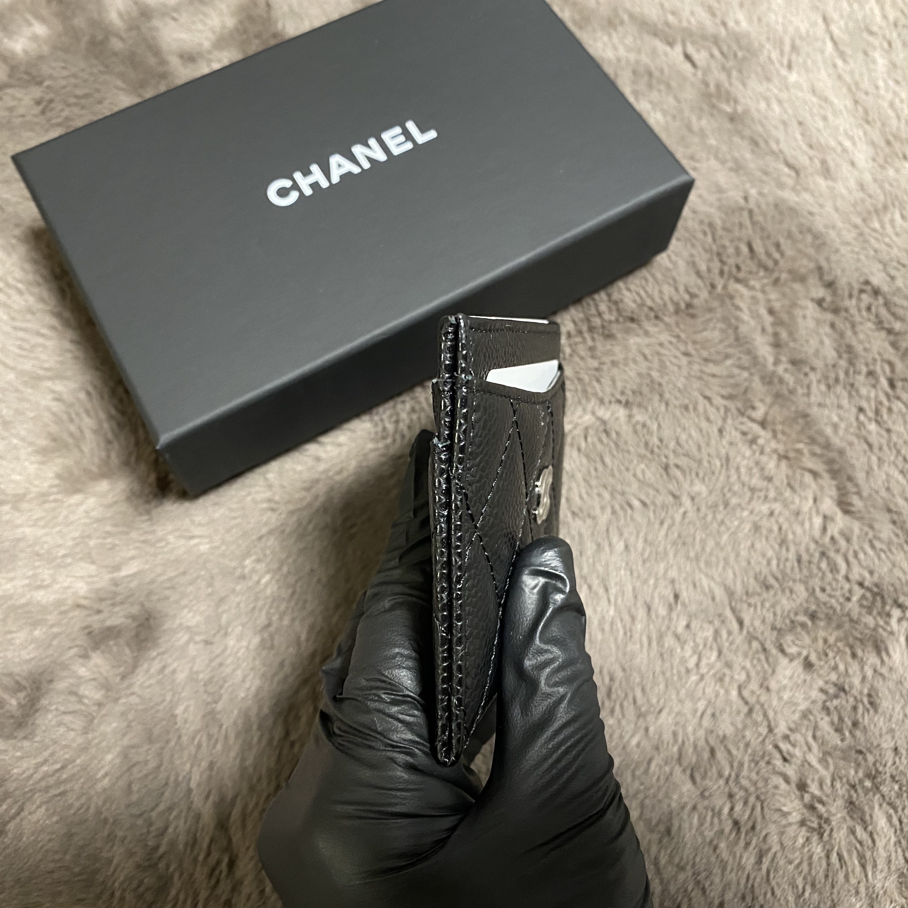 Chanel Classic Card Holder Grained Calfskin & Silver Black 착용 스타일 - 5