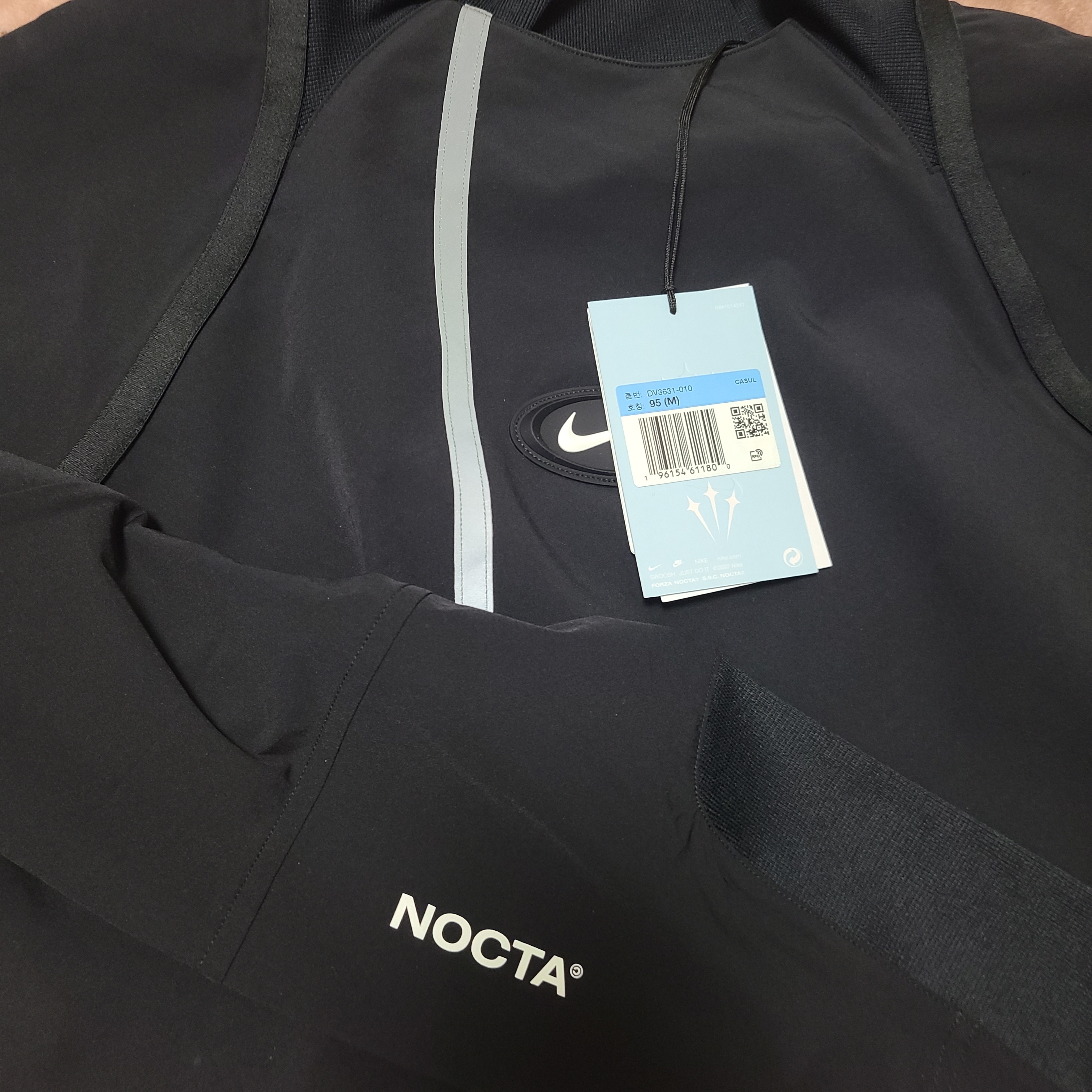 (W) Nike x Drake Nocta NRG LR L/S Crew Black (DV3631-010) 착용 스타일 - 2