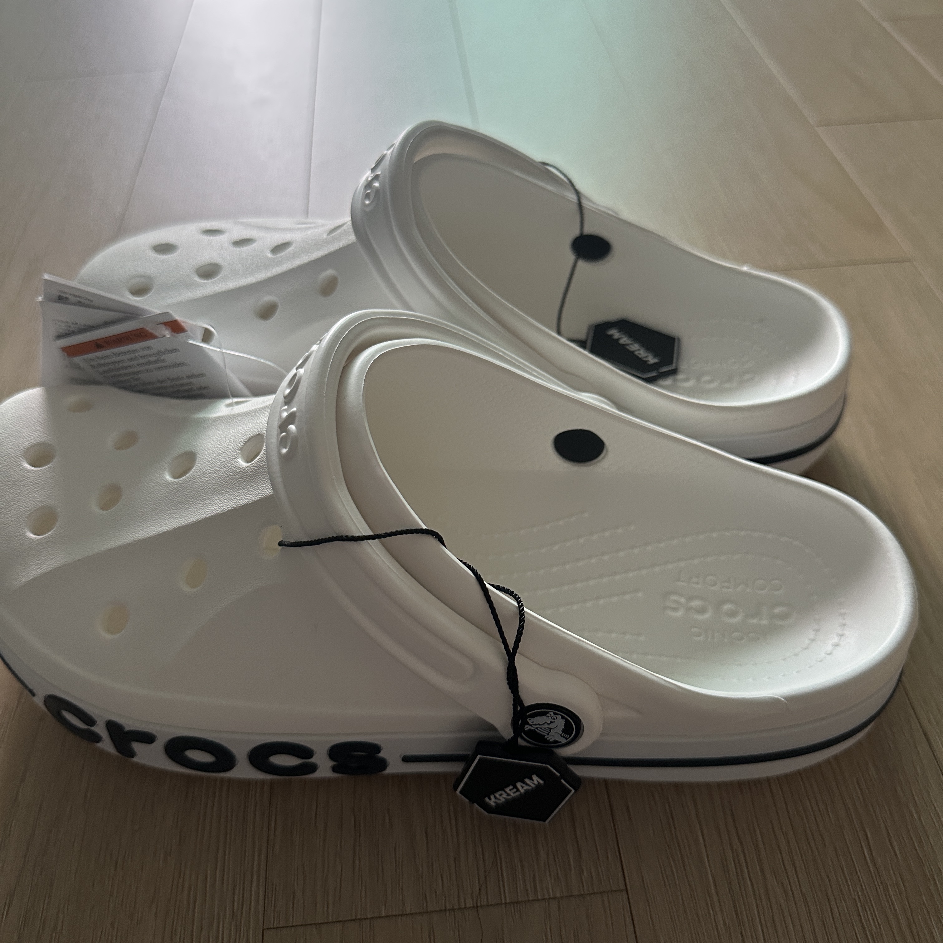 Crocs Bayaband Clog White Navy 착용 스타일