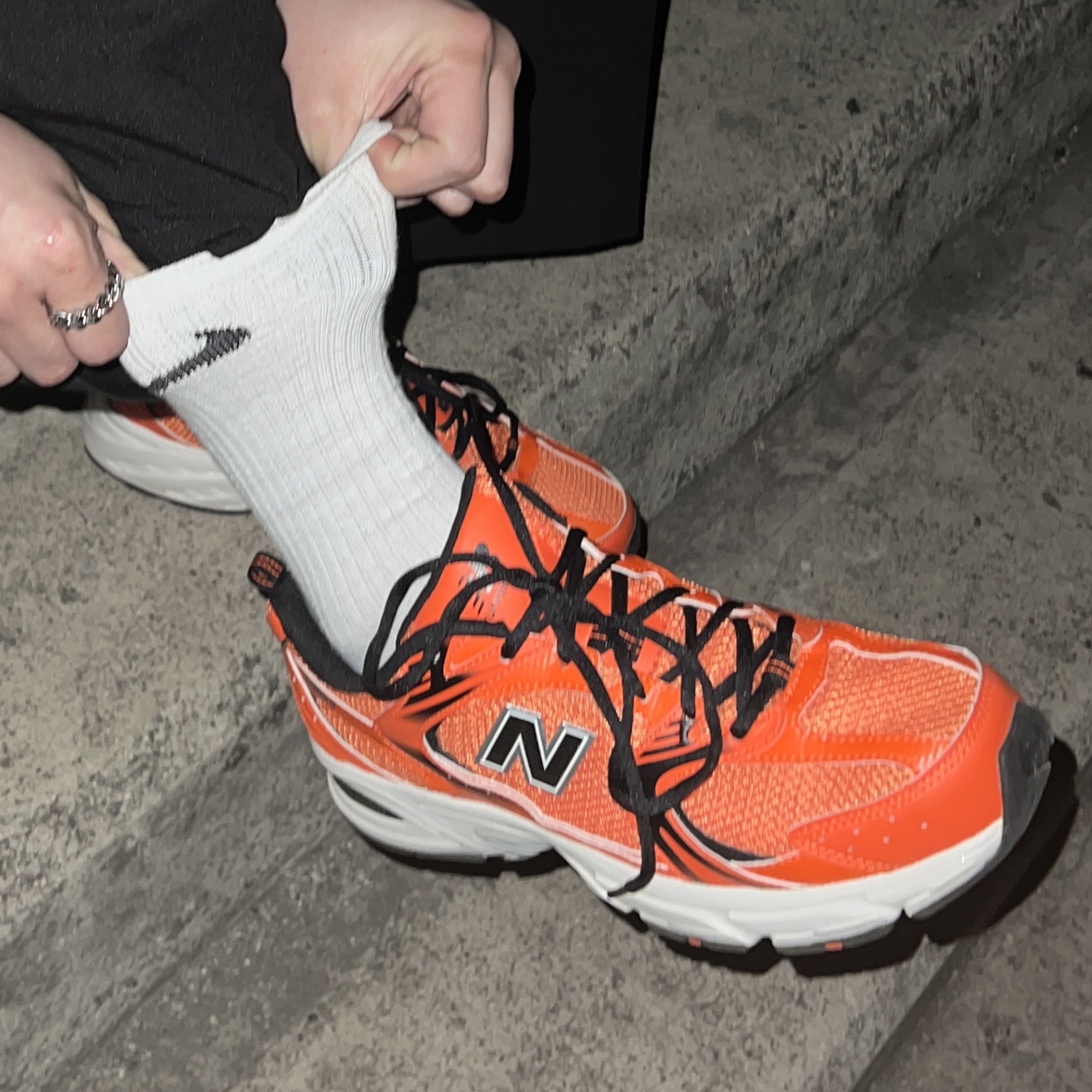 New Balance 530 Neon Orange 착용 스타일