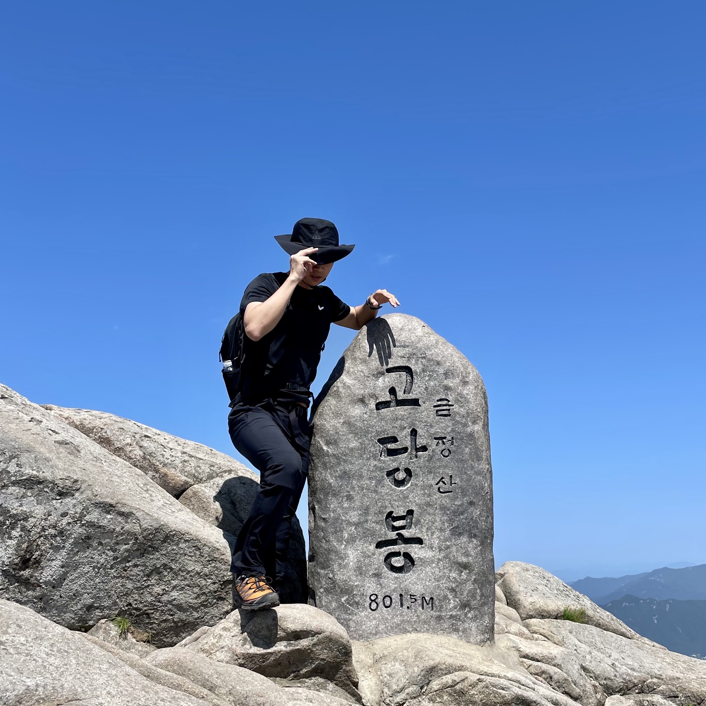 Nike NRG ACG Bucket Black, Salomon XT-6 Expanse 75th Anniversary Golden Oak Acorn 착용 스타일