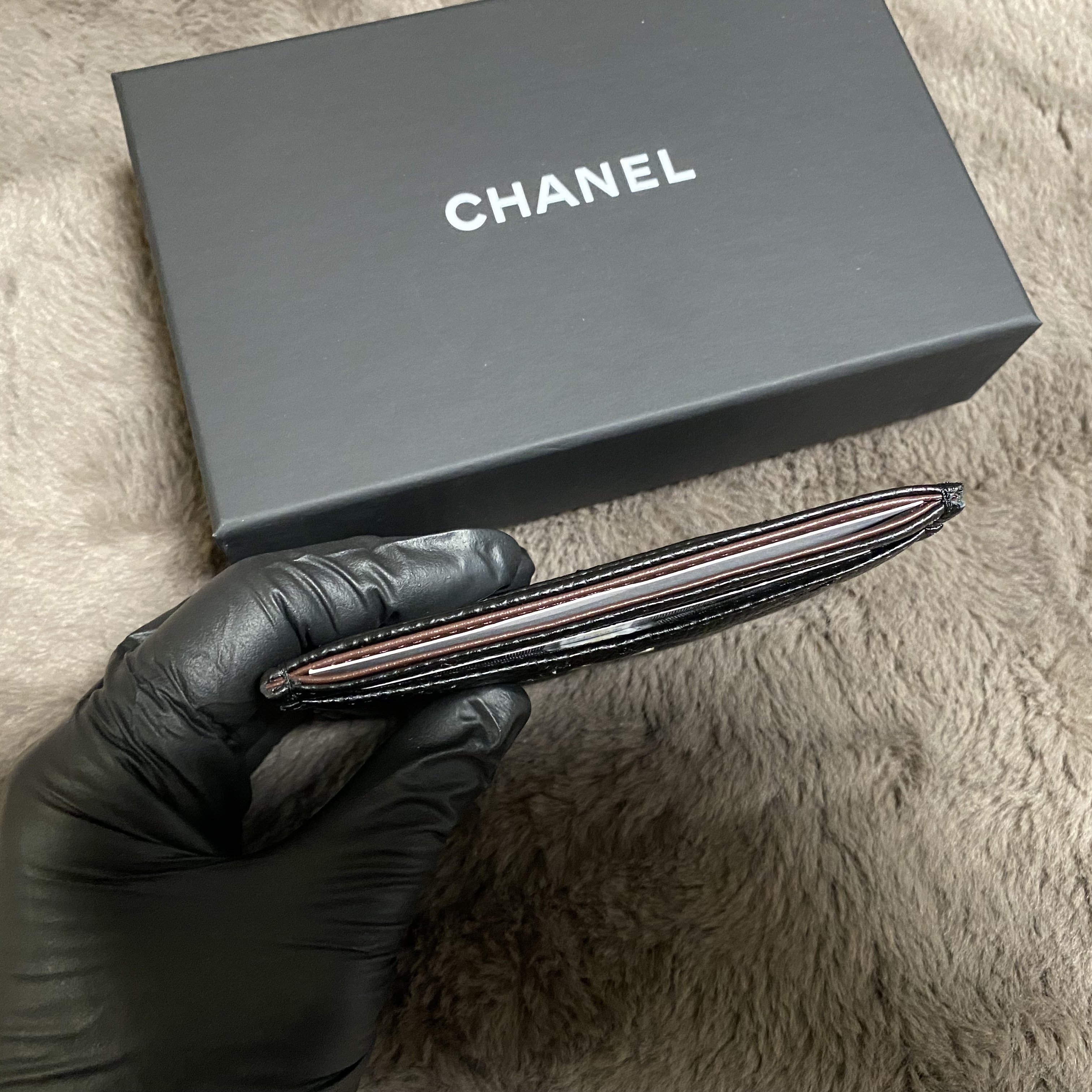 Chanel Classic Card Holder Grained Calfskin & Silver Black 착용 스타일 - 4