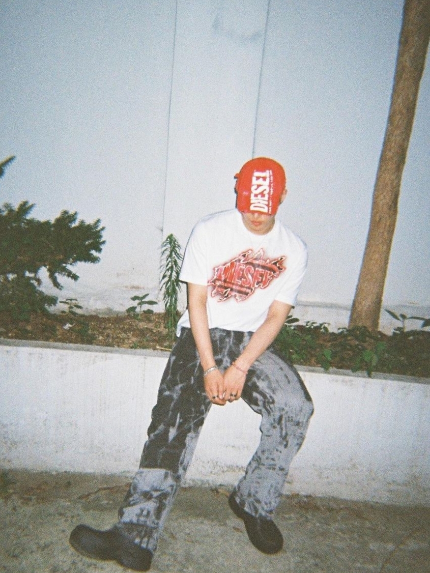 Diesel T-Just-E43 T-Shirt with Graphic Logo Print White, Diesel C-Ewan Baseball Cap with Diesel Lettering Red 착용 스타일 - 2