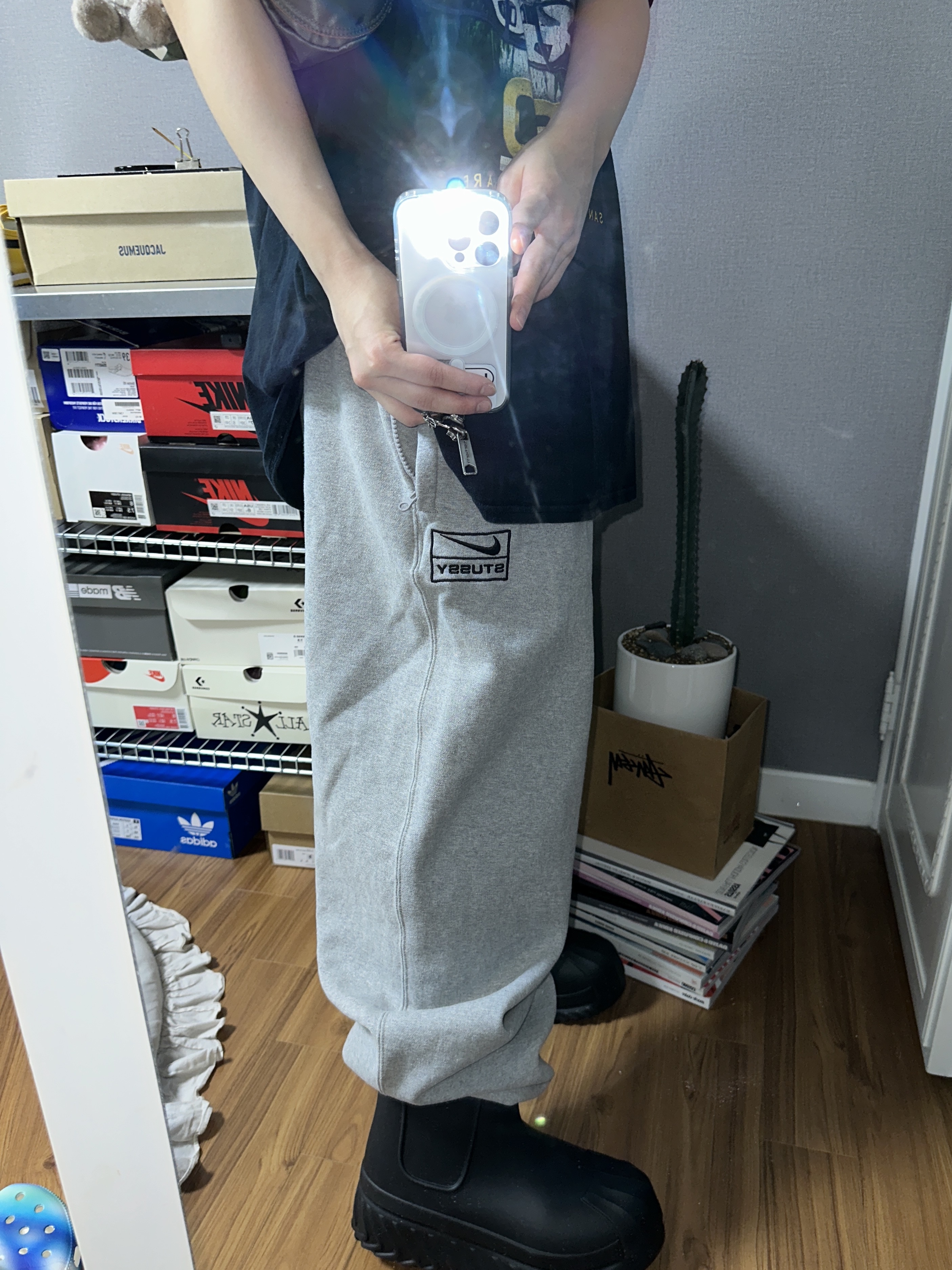 Nike x Stussy NRG Fleece Pants Dark Grey Heather (DO9340-063), (W) Adidas Adifom Superstar Boot Black 착용 스타일