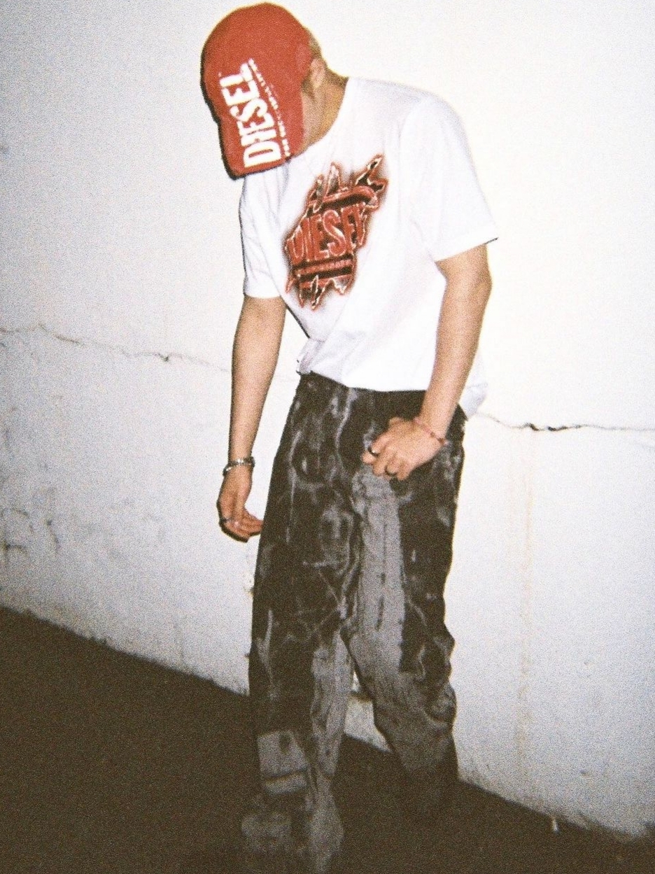 Diesel T-Just-E43 T-Shirt with Graphic Logo Print White, Diesel C-Ewan Baseball Cap with Diesel Lettering Red 착용 스타일 - 1