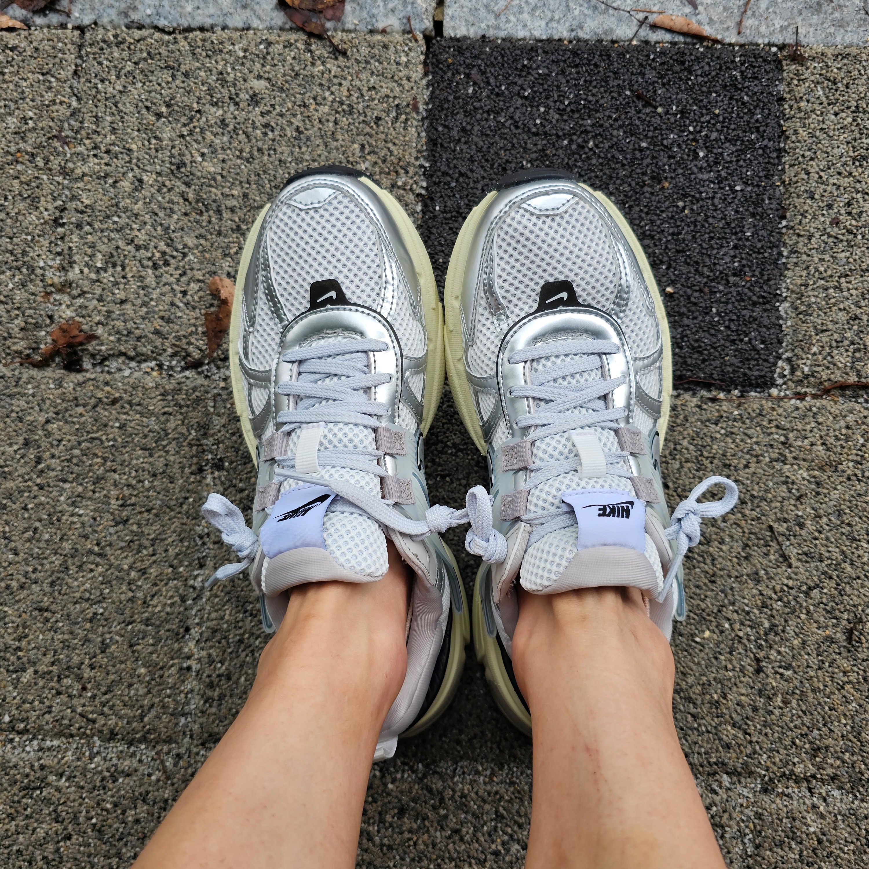 Nike V2K Run Summit White Metallic Silver 착용 스타일