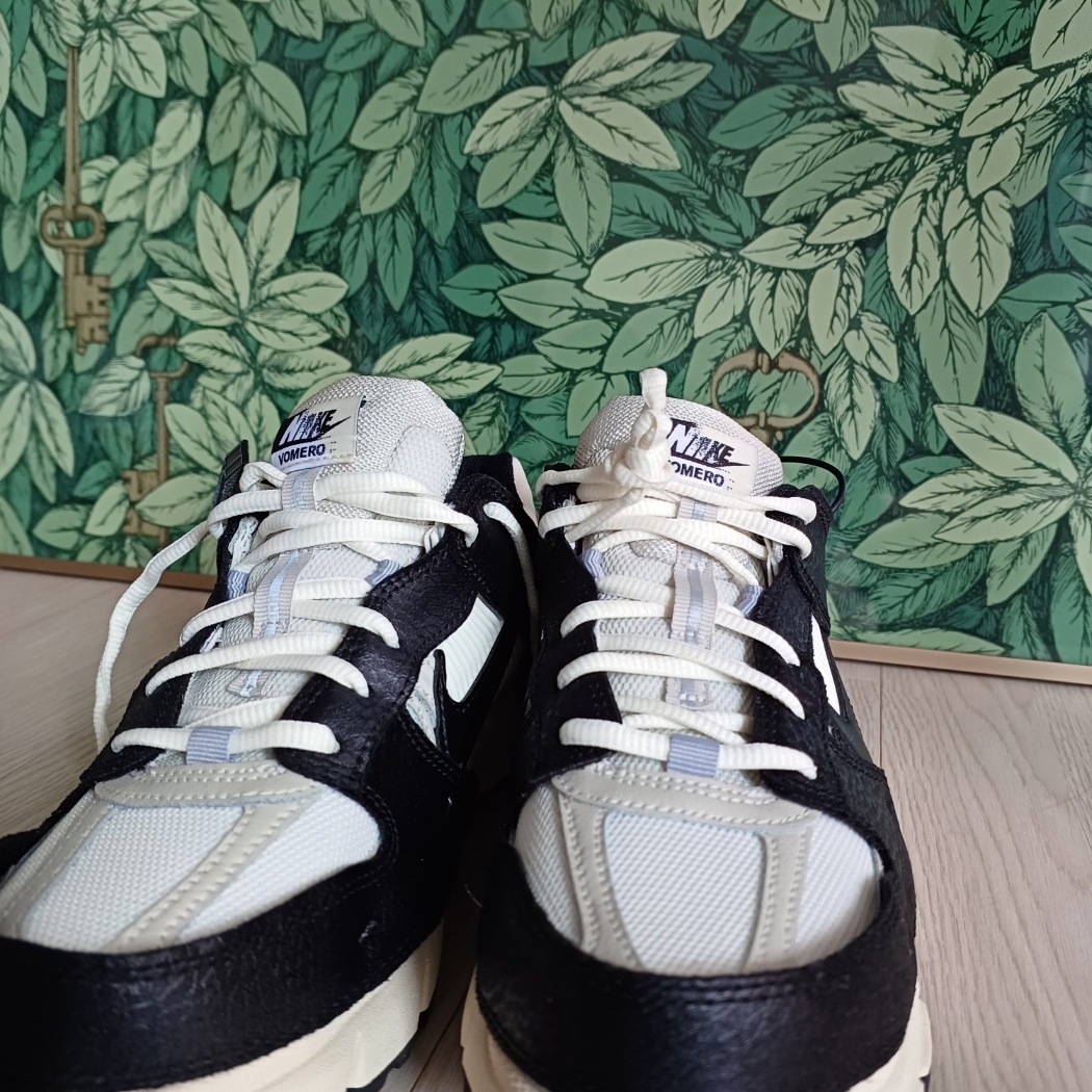 (W) Nike Zoom Vomero 5 Wolf Grey and Black 착용 스타일