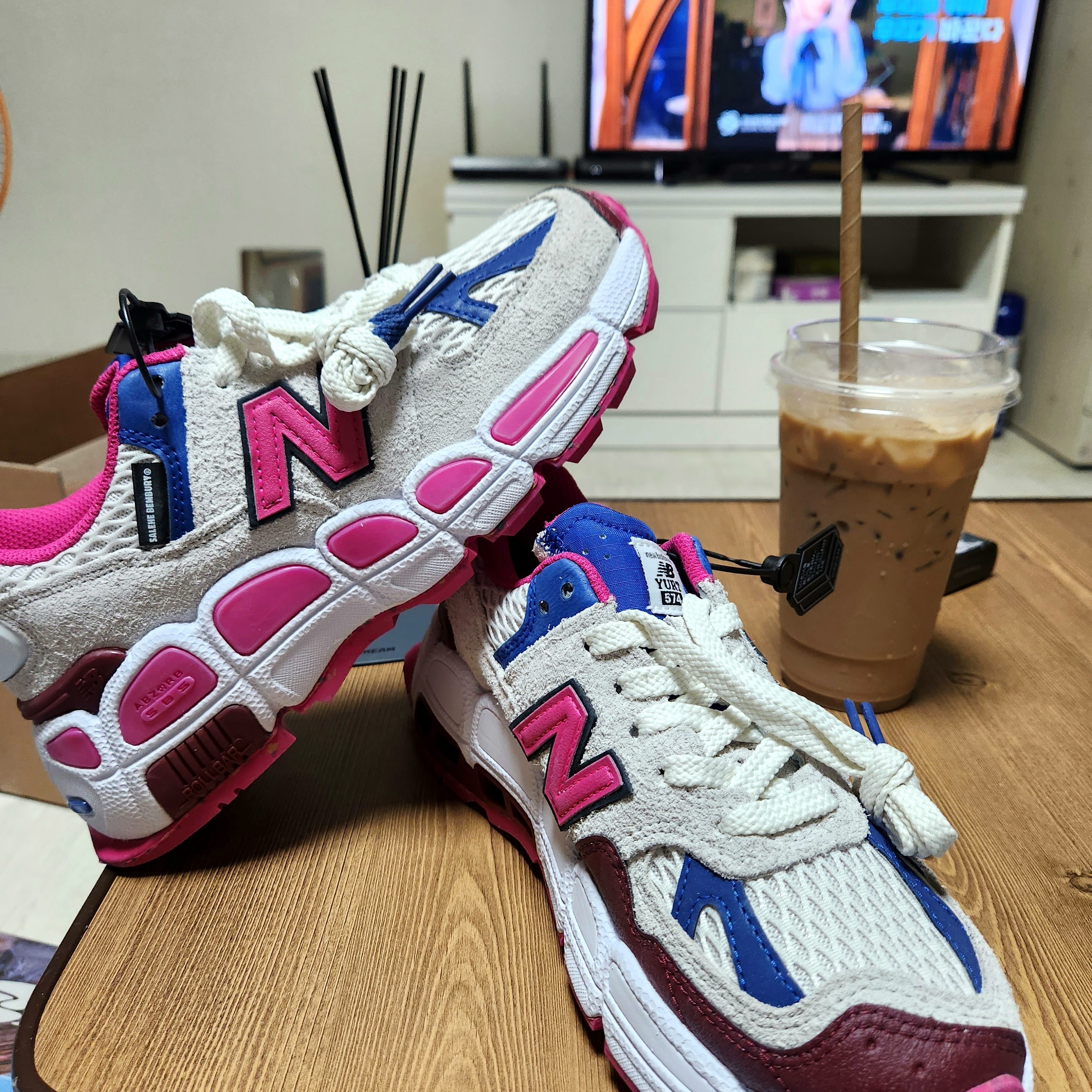 New Balance x Salehe Bembury 574 Yurt Pink Blue 착용 스타일 - 2