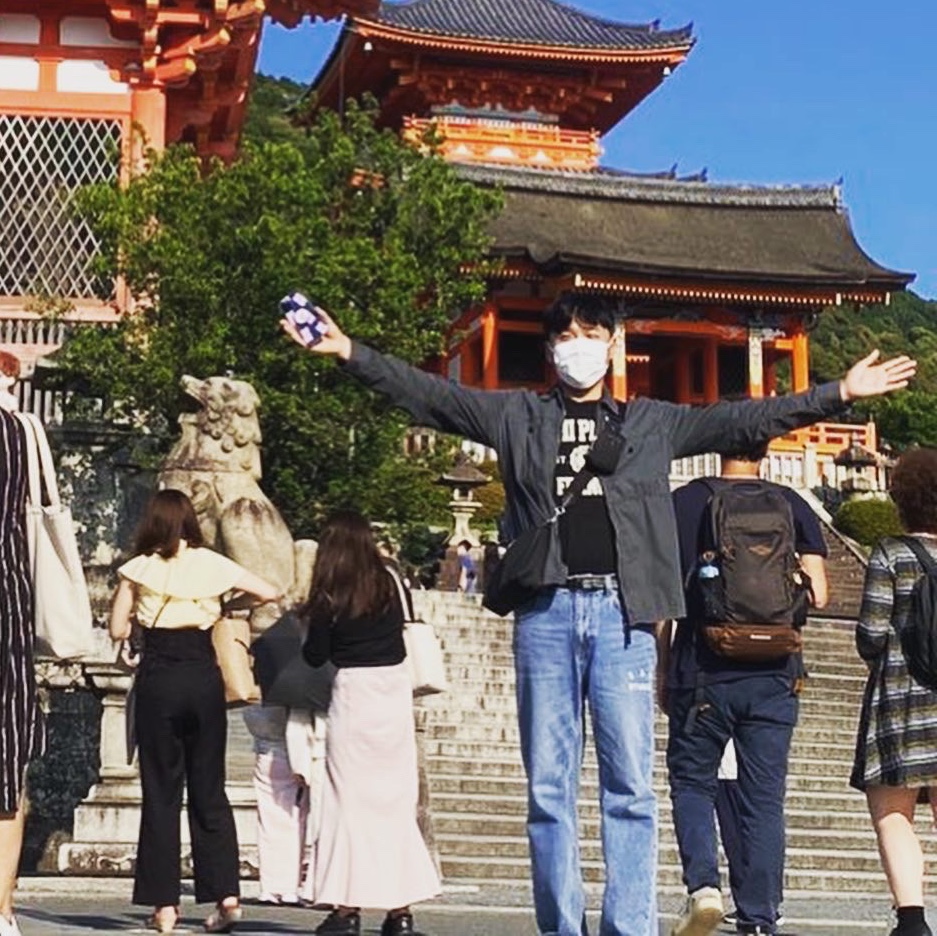 IAB Studio x Lee Denim Jeans Indigo Navy, Prada Re-Nylon and Saffiano Leather Shoulder Bag Black 착용 스타일