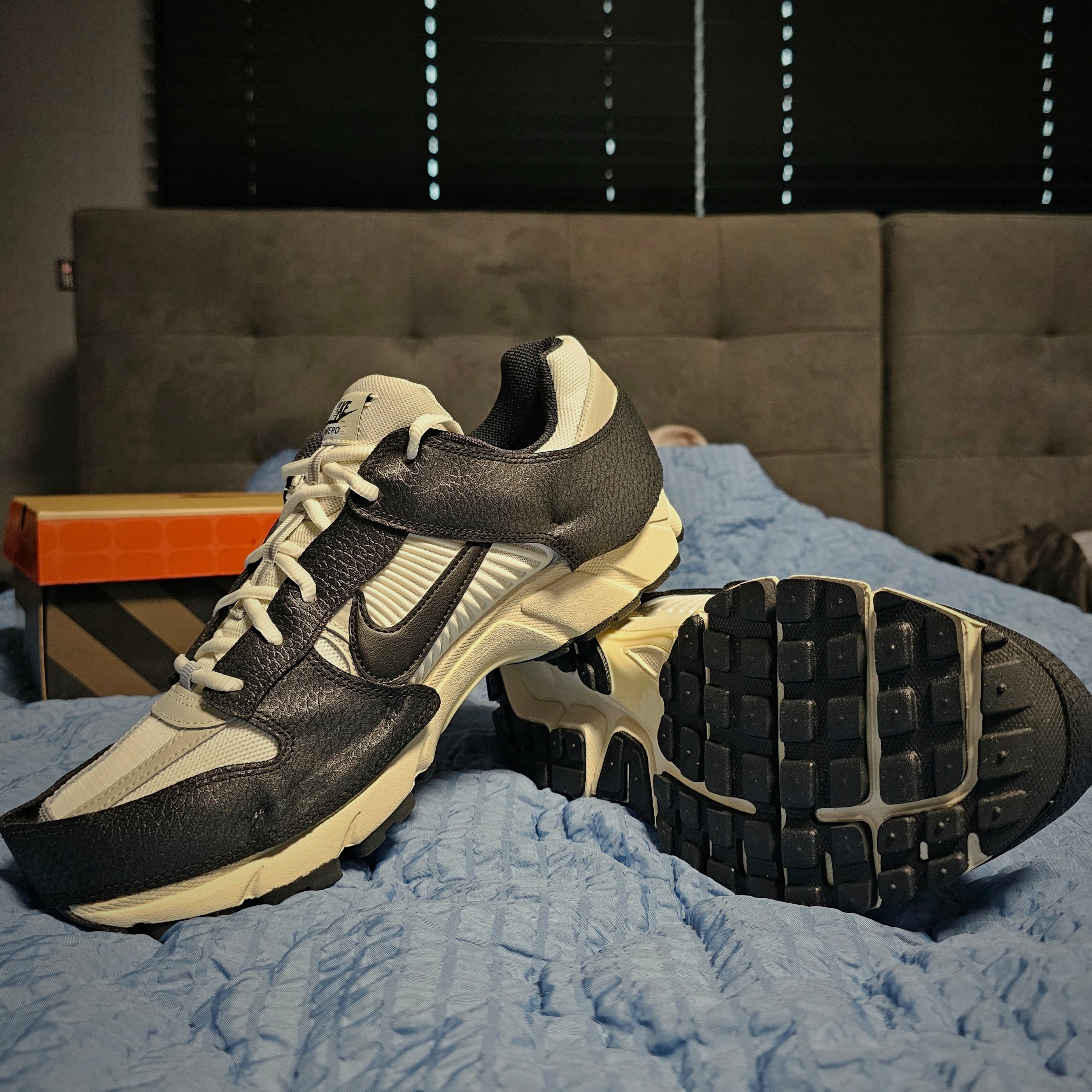 (W) Nike Zoom Vomero 5 Wolf Grey and Black 착용 스타일 - 5