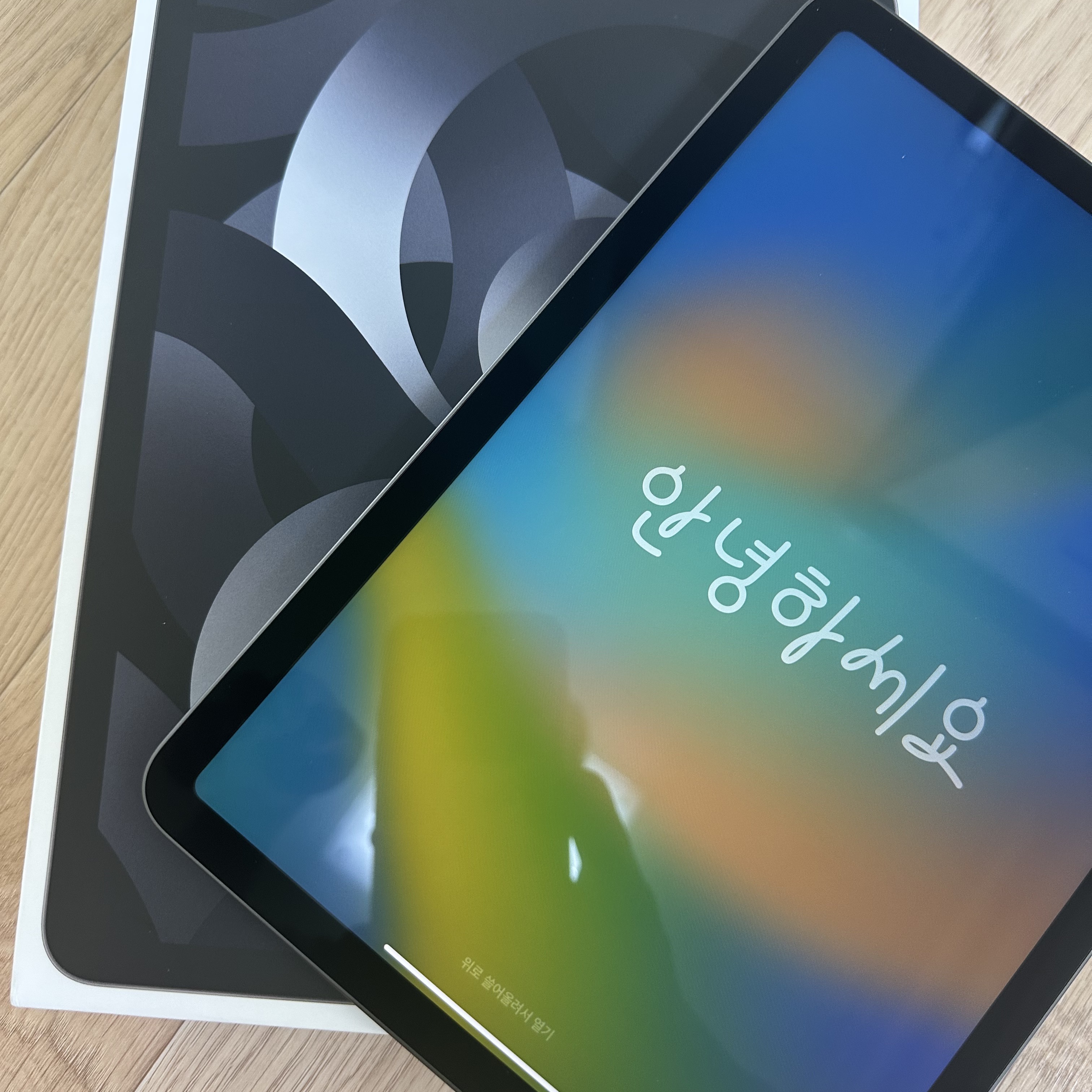 Apple iPad Air 5th Gen Wifi 64GB Space Gray (Korean Ver.) 착용 스타일
