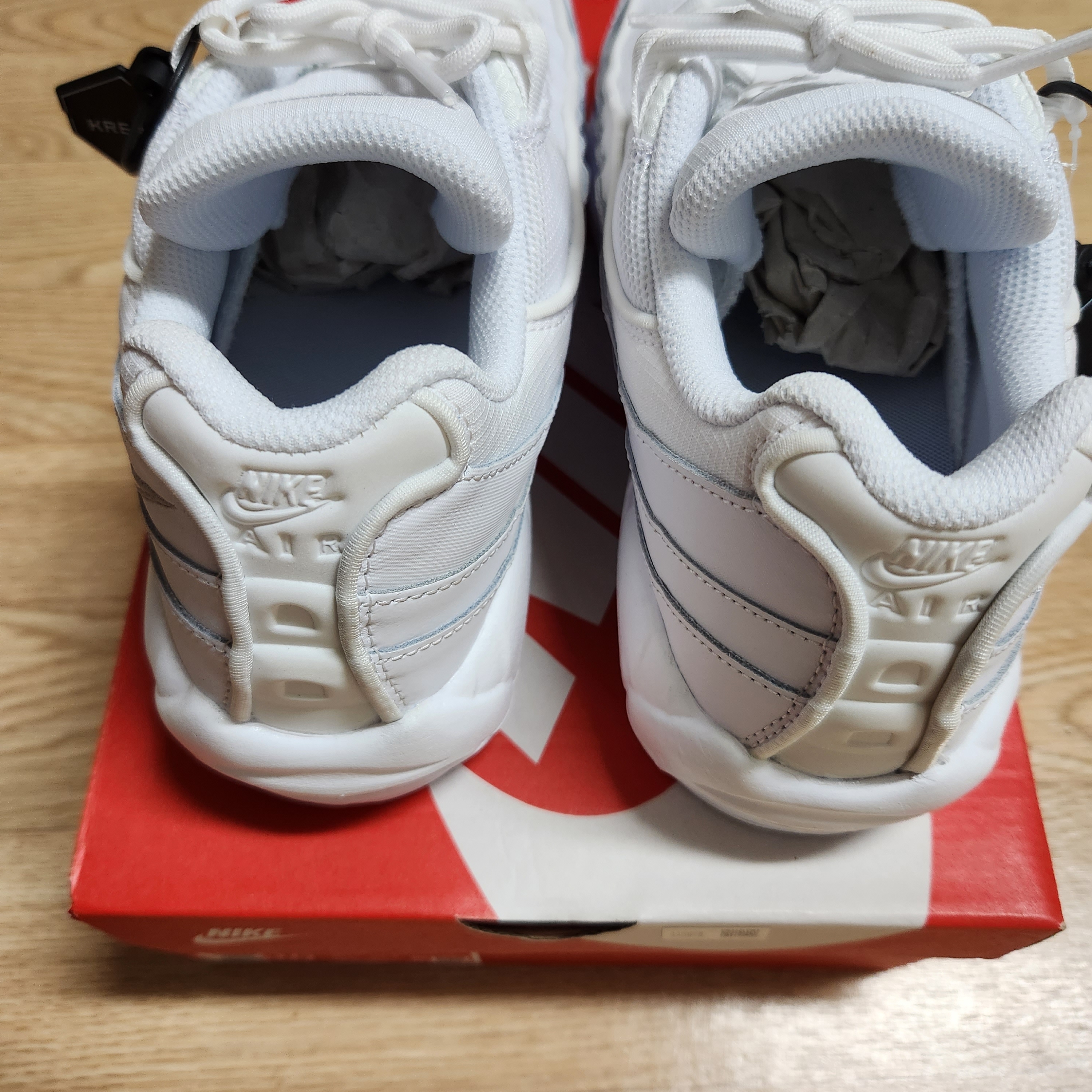 Nike Air Max 95 Essential Triple White 착용 스타일 - 1