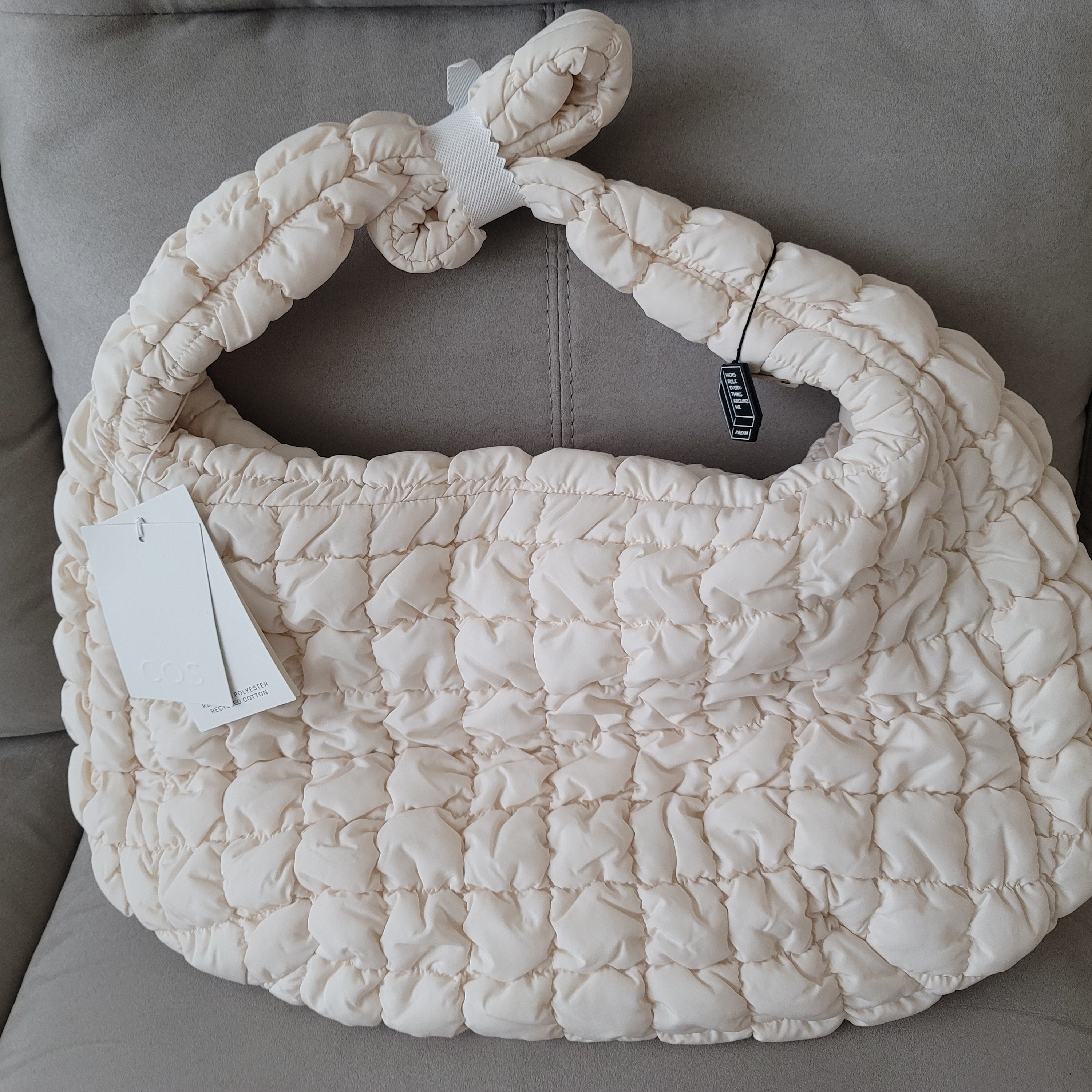 COS Quilted Oversized Shoulder Bag Off White Light Beige 착용 스타일