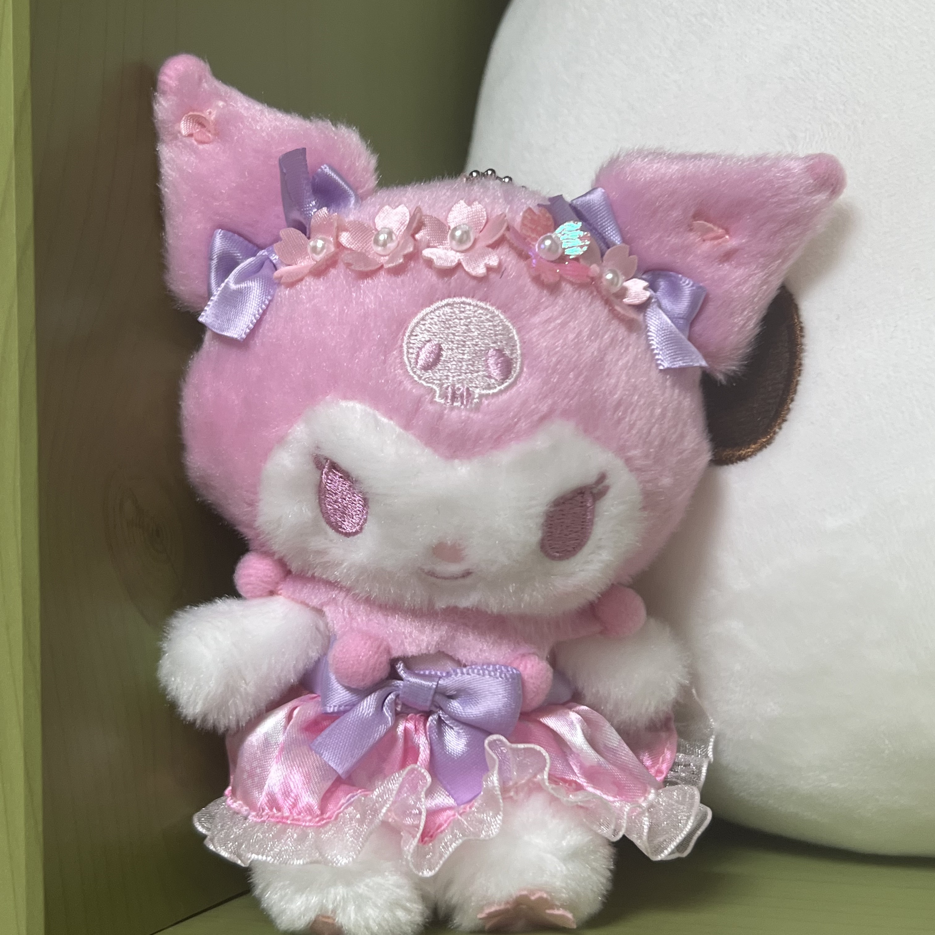 Sanrio Kuromi Sakura Dress Series Mascot Holder 착용 스타일