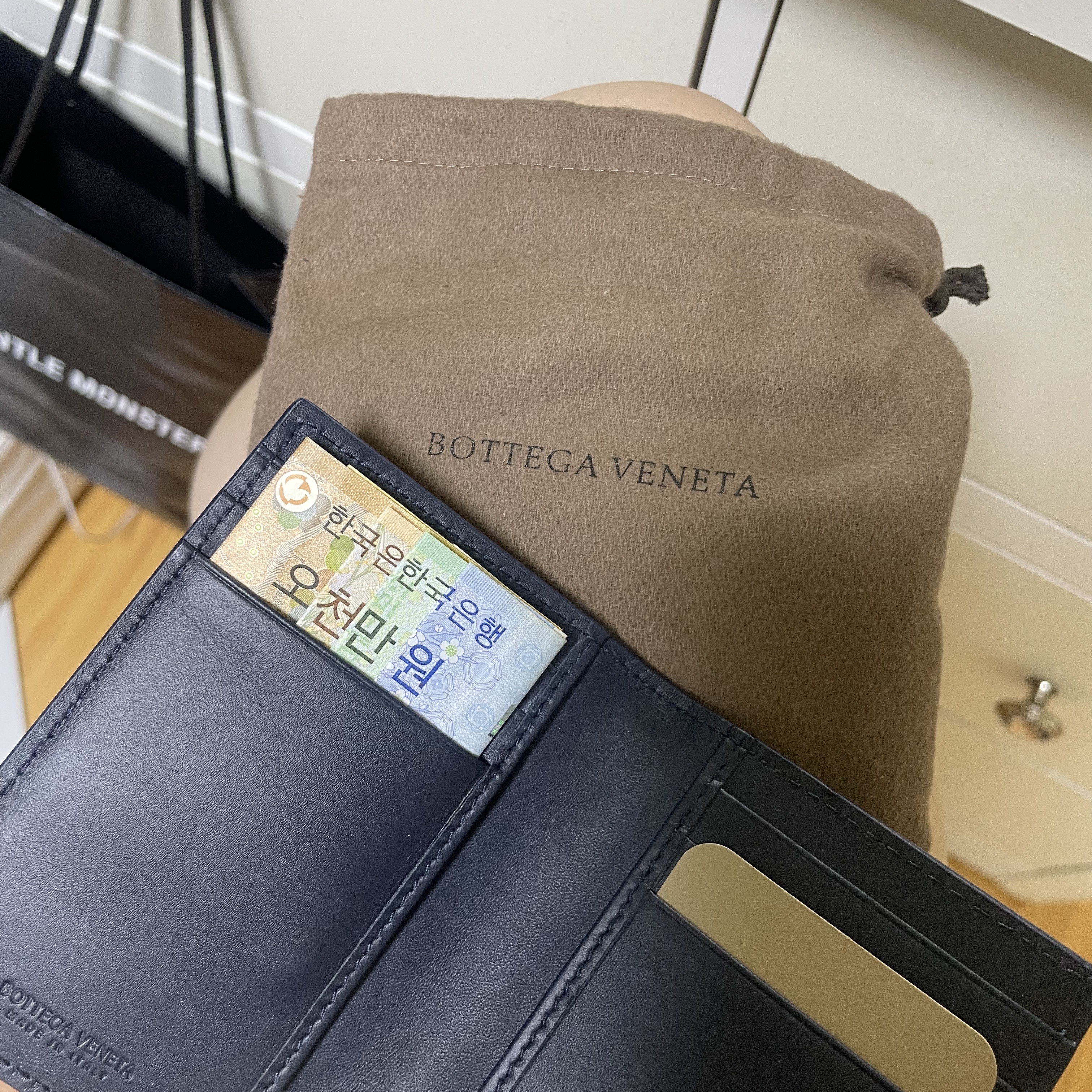 Bottega Veneta Flap Card Case Navy 착용 스타일 - 1