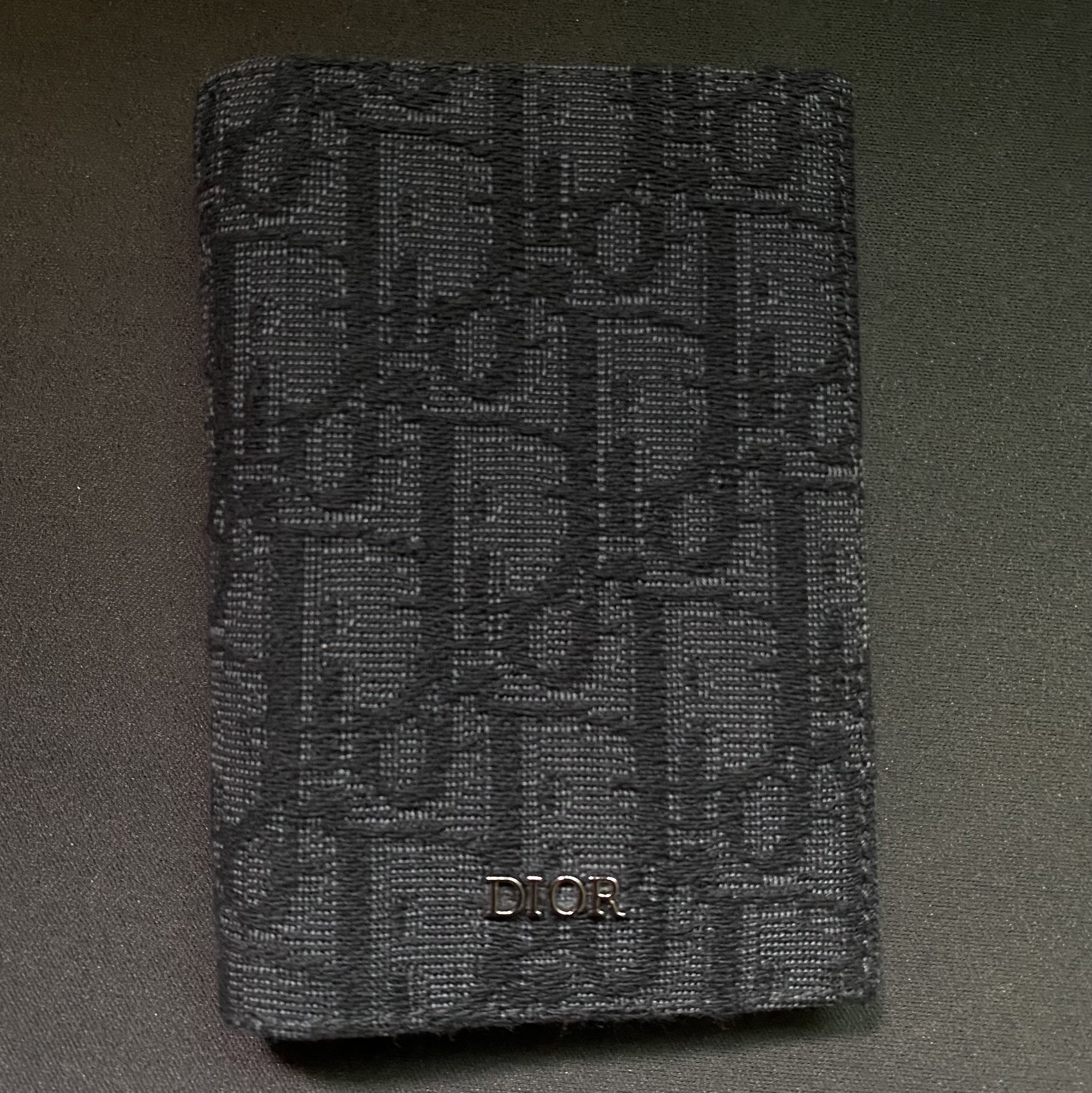 Dior Bi-Fold Card Holder Black Dior Oblique Jacquard 착용 스타일