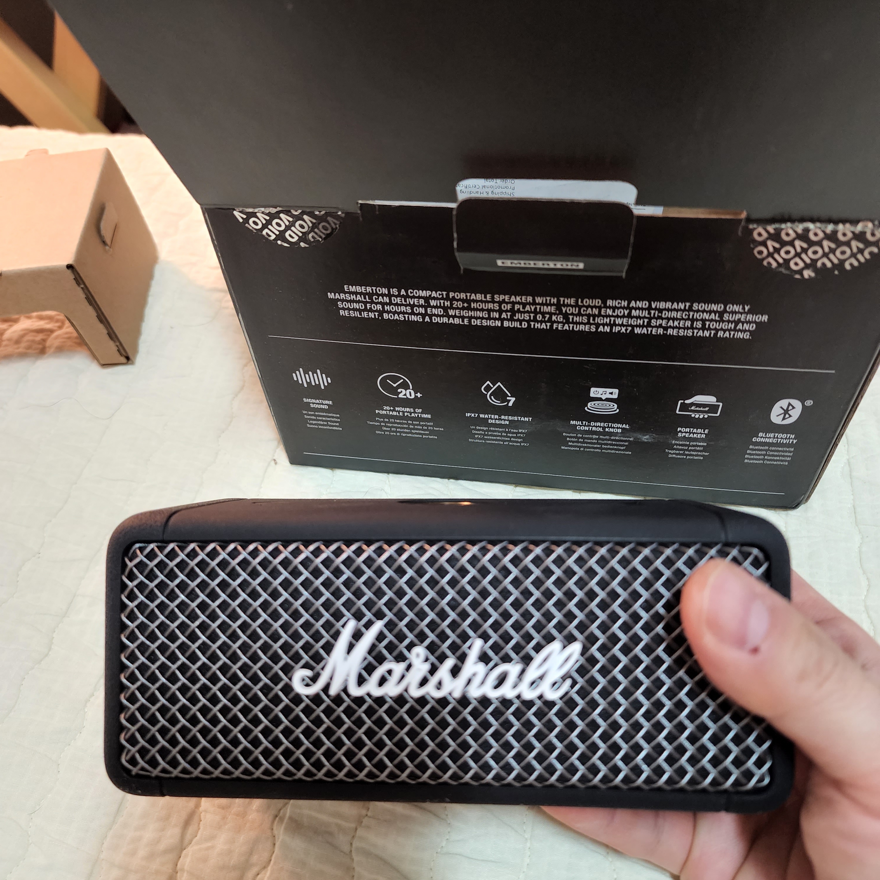 Marshall Emberton Black (Korean Ver.) 착용 스타일