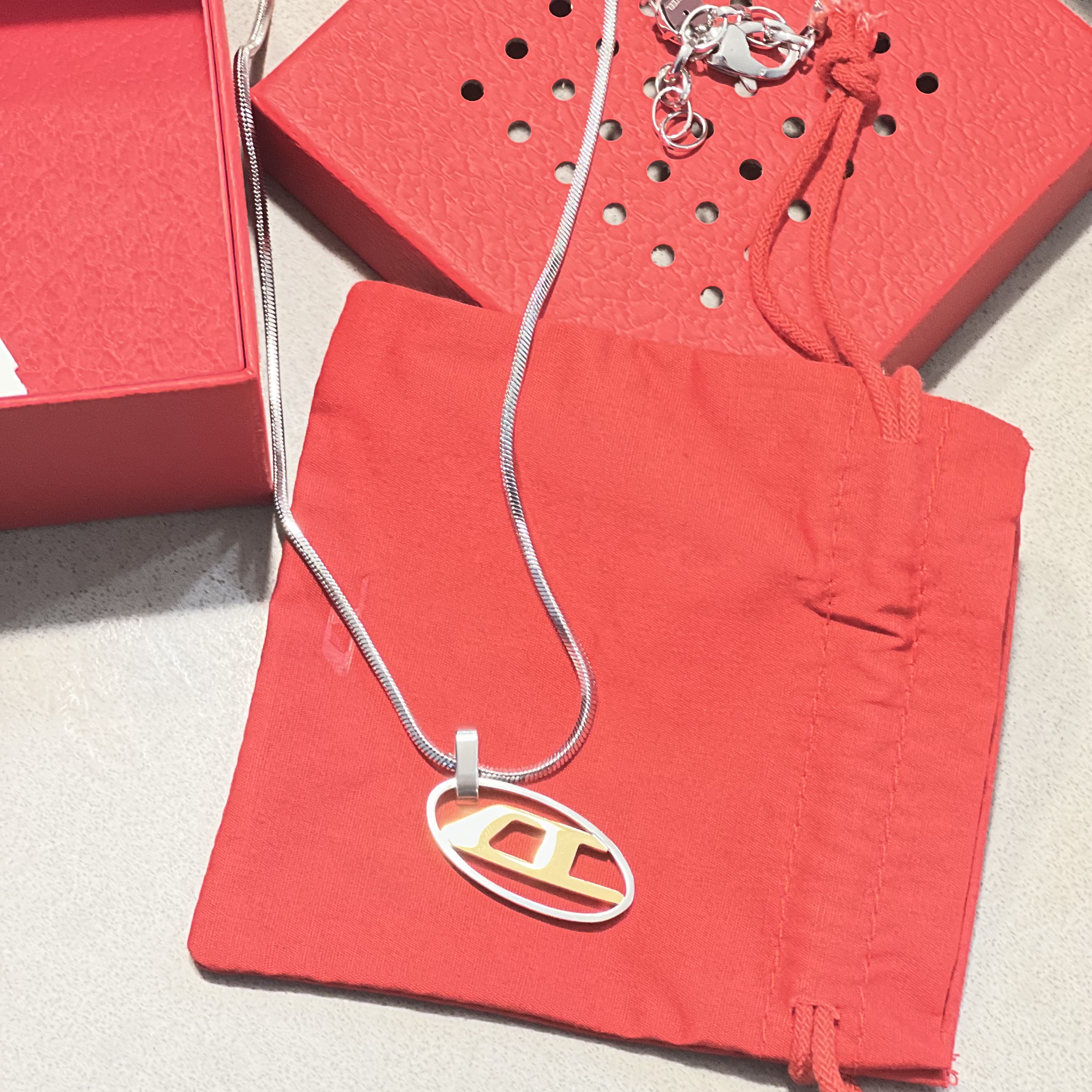 Diesel Dx1421 Two-Tone Stainless Steel Pendant Necklace Silver 착용 스타일