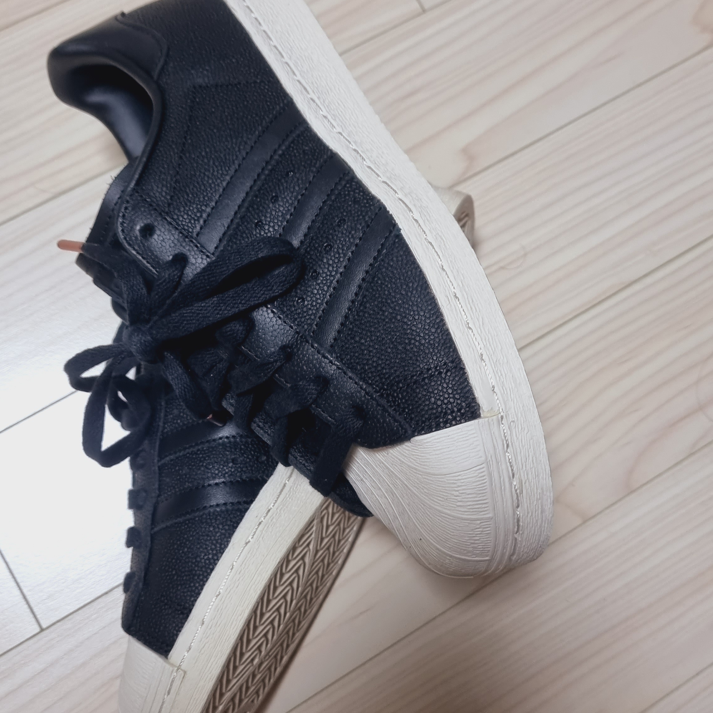 Adidas Superstar 82 Black Chalk White 착용 스타일 - 1
