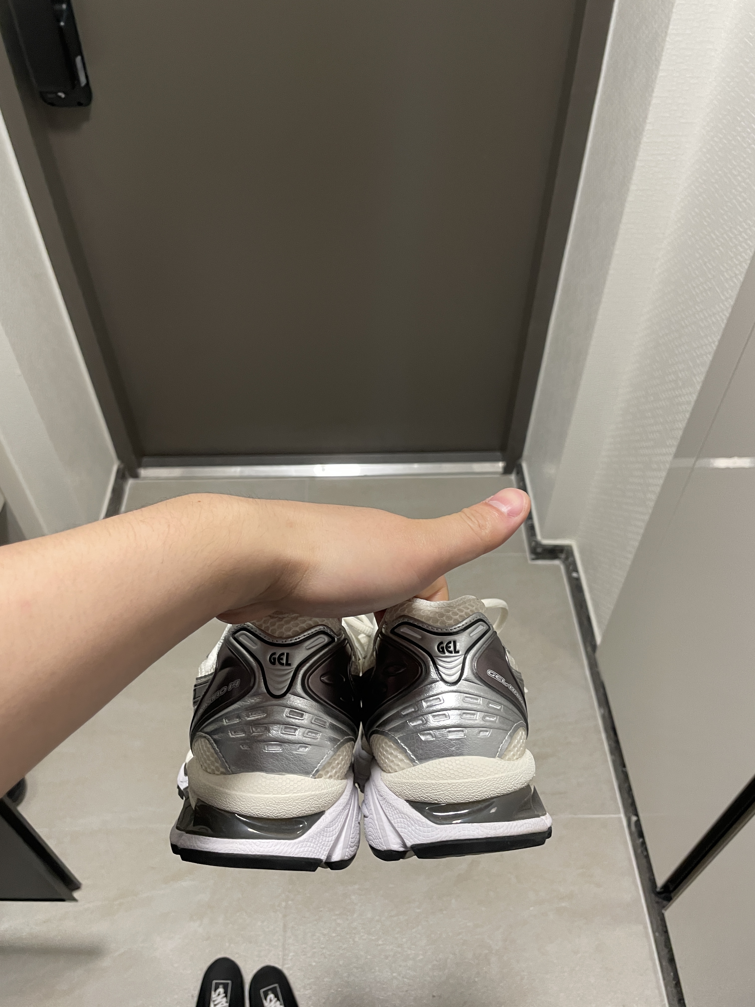 Asics Gel-Kayano 14 Cream Black 착용 스타일 - 4