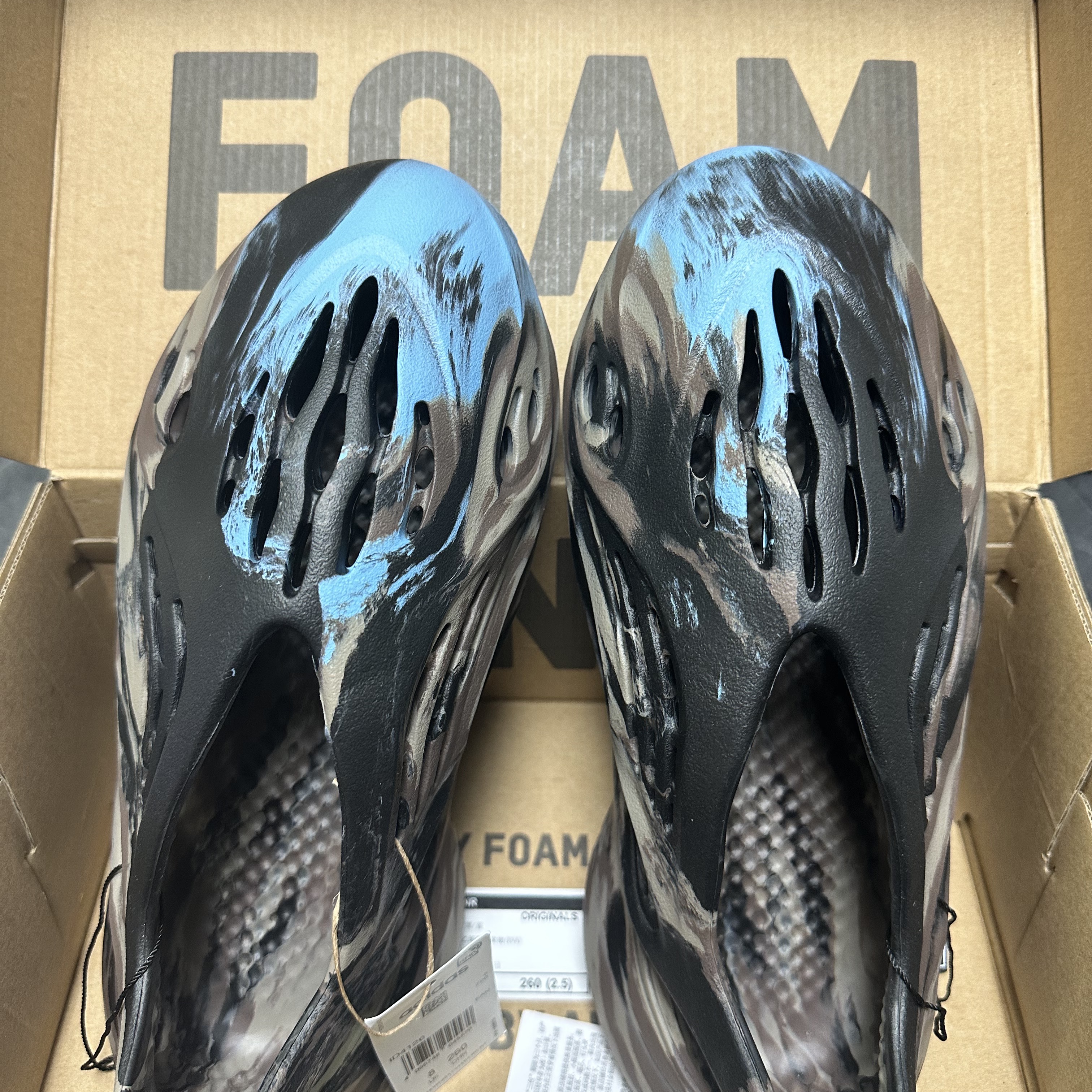 Adidas Yeezy Foam RNNR MX Cinder 착용 스타일