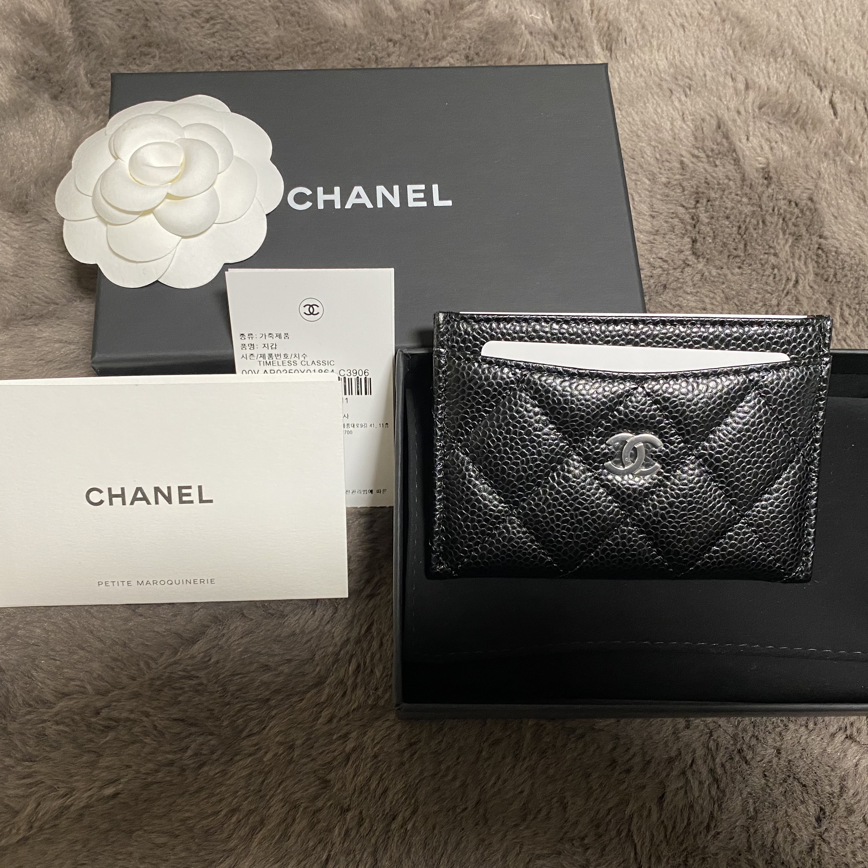 Chanel Classic Card Holder Grained Calfskin & Silver Black 착용 스타일 - 1