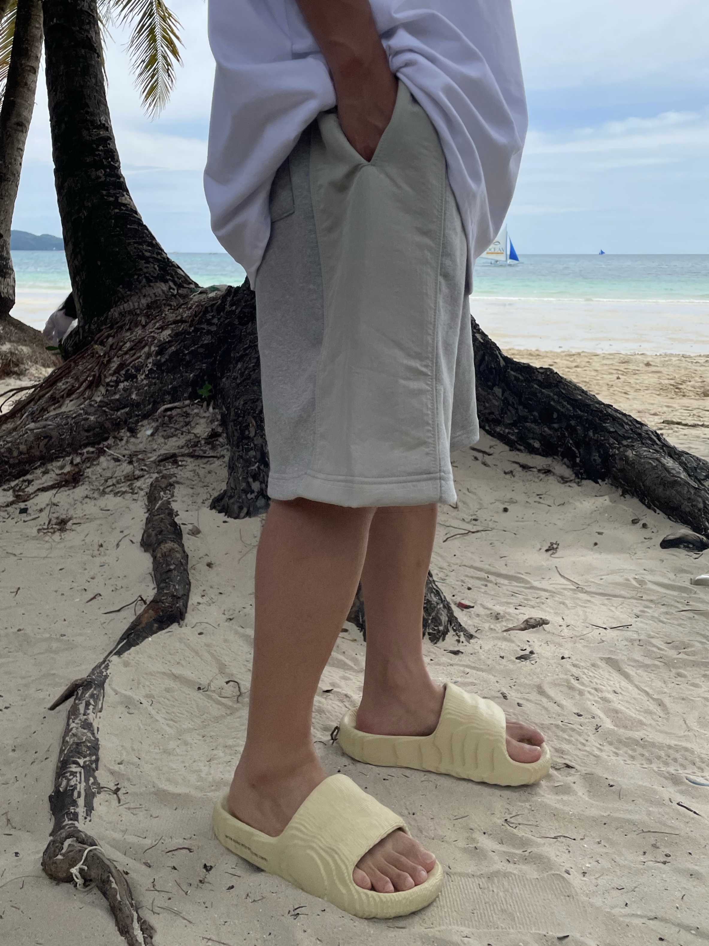 Adidas Adilette 22 Desert Sand 착용 스타일 - 4