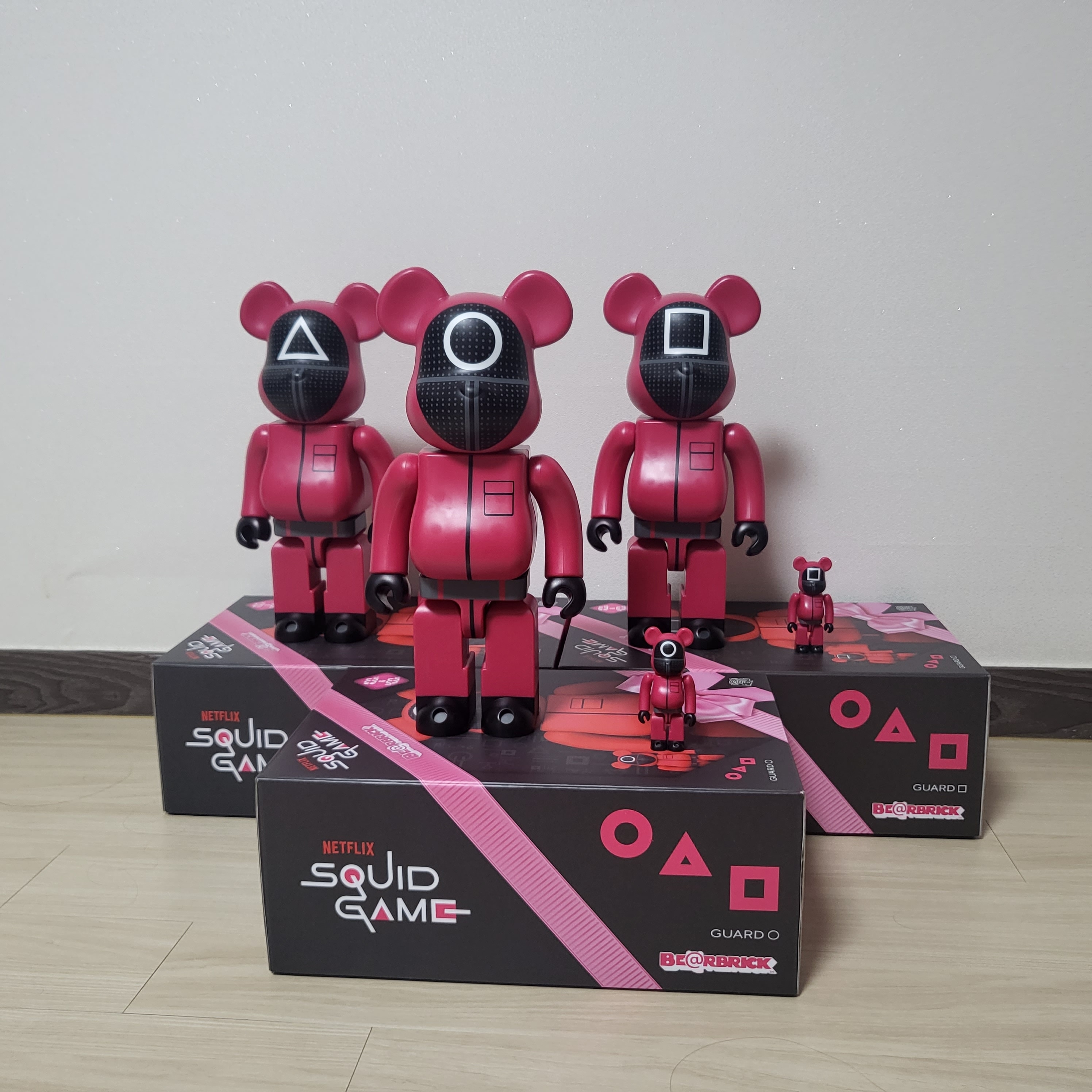 Bearbrick x Squid Game Guard Circle Triangle Square 100% & 400% Set (Set of 3) 착용 스타일