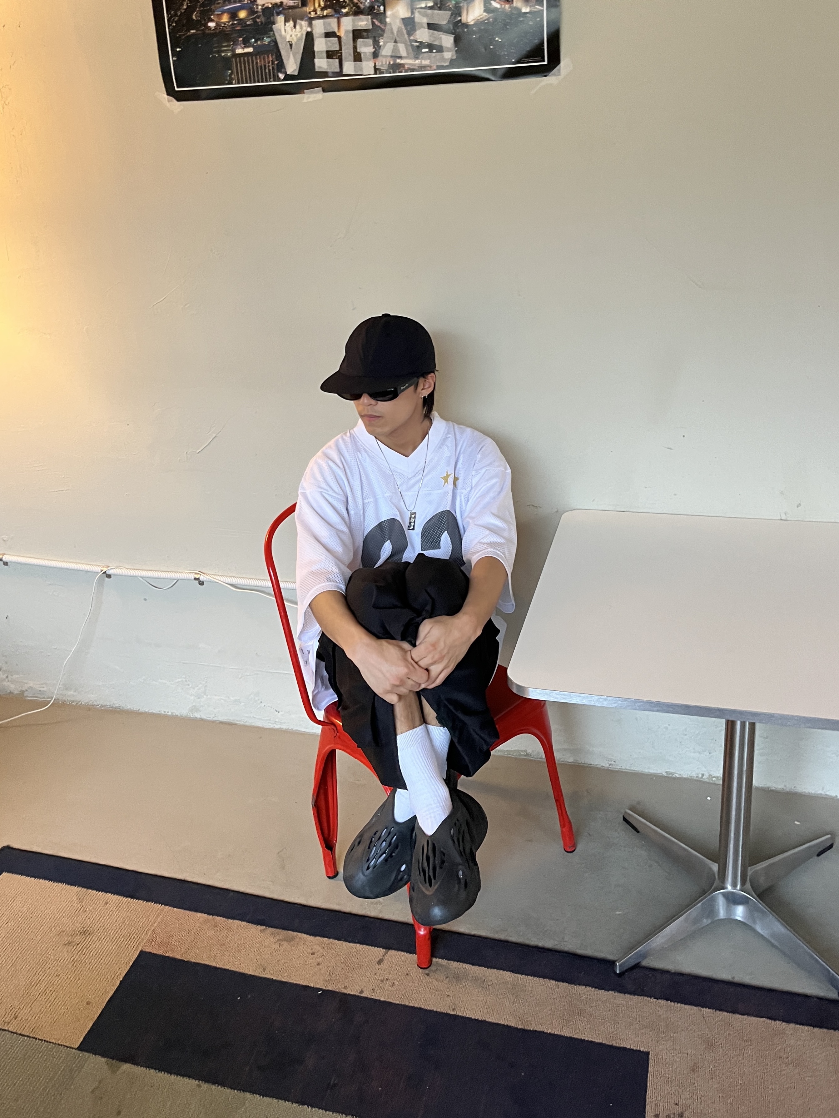 Adidas Yeezy Foam RNNR Onyx 착용 스타일 - 2