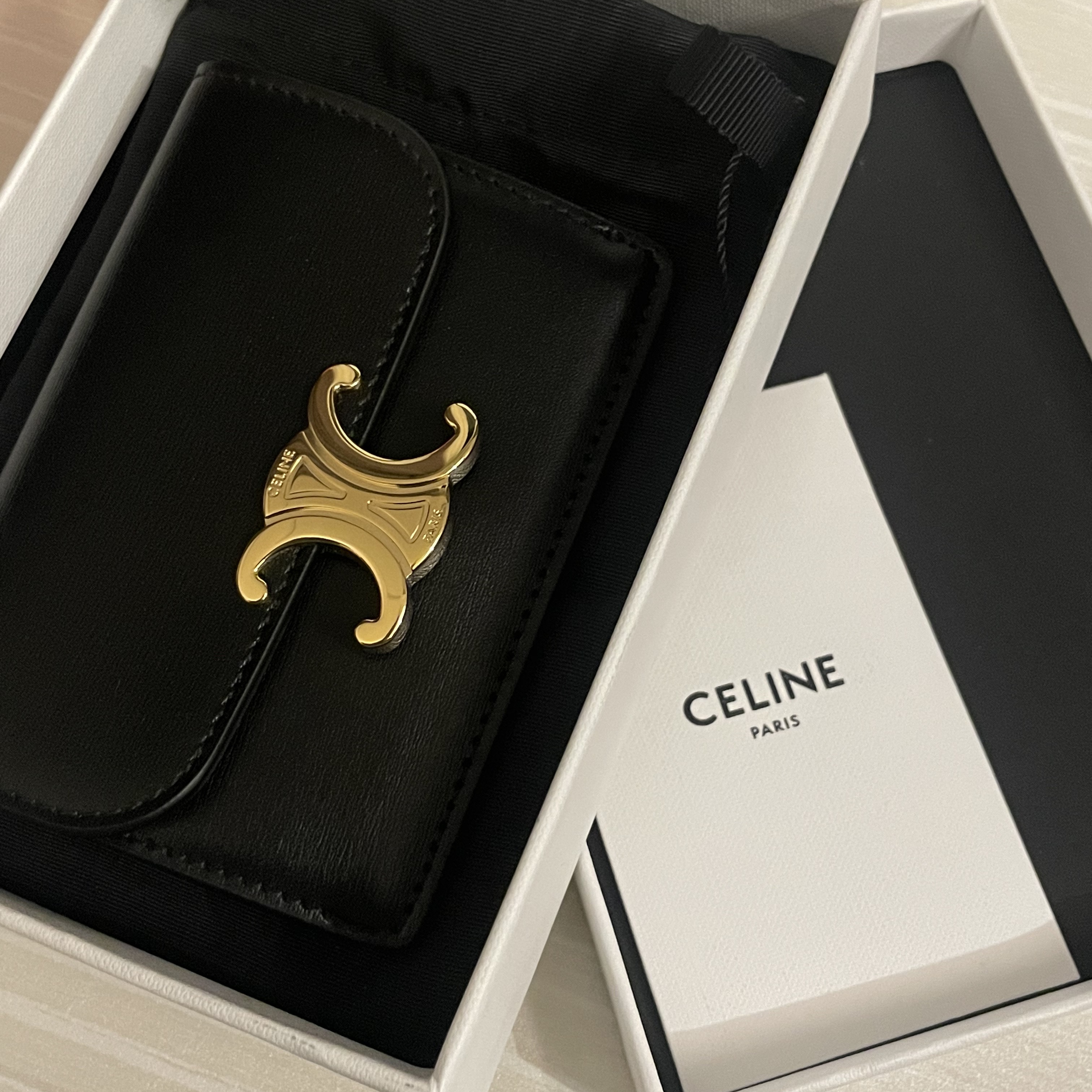 Celine Card Holder with Flap in Shiny Calfskin Black 착용 스타일