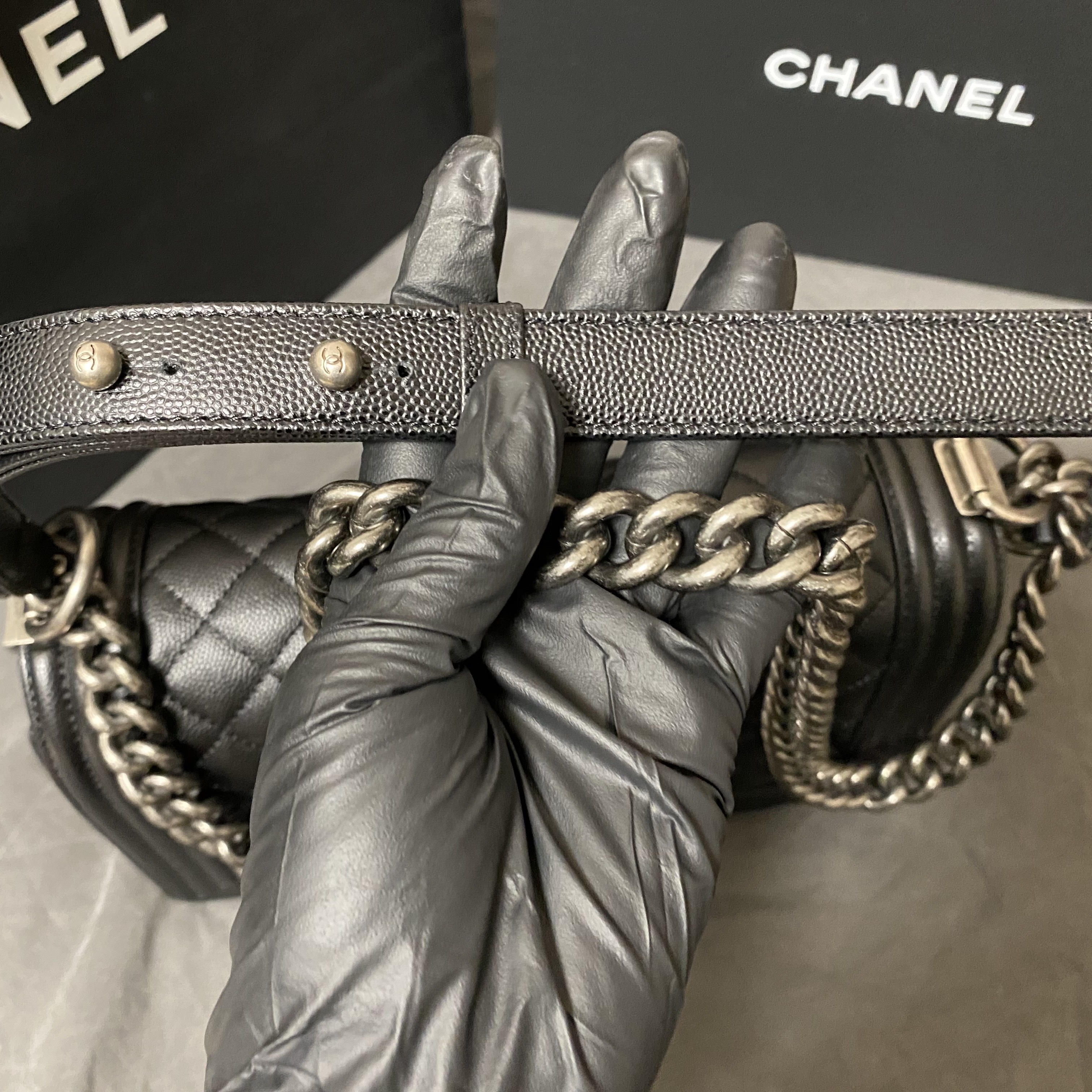 Chanel Medium Boy Chanel Handbag Grained Calfskin & Ruthenium Black 착용 스타일 - 3