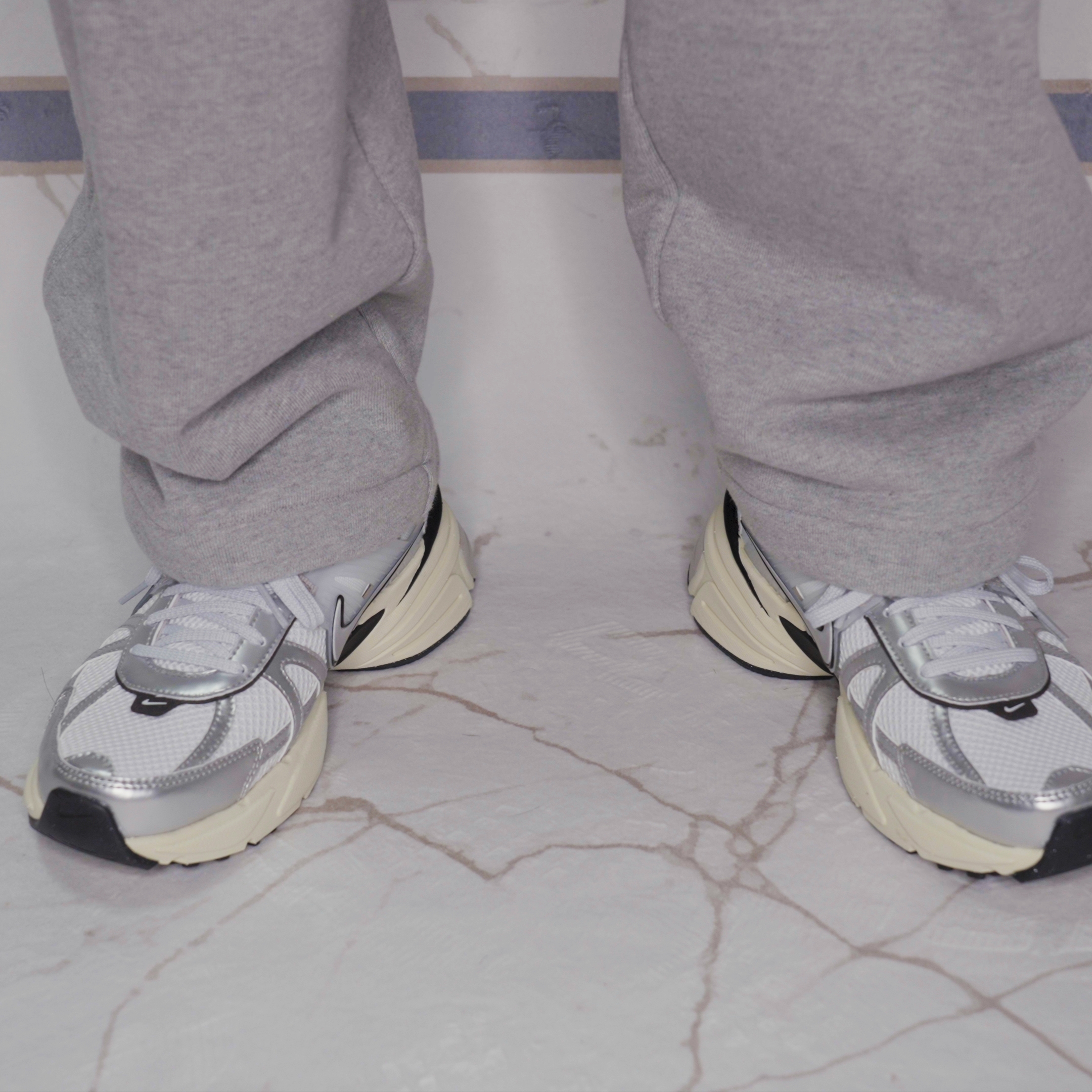 Nike V2K Run Summit White Metallic Silver 착용 스타일 - 5