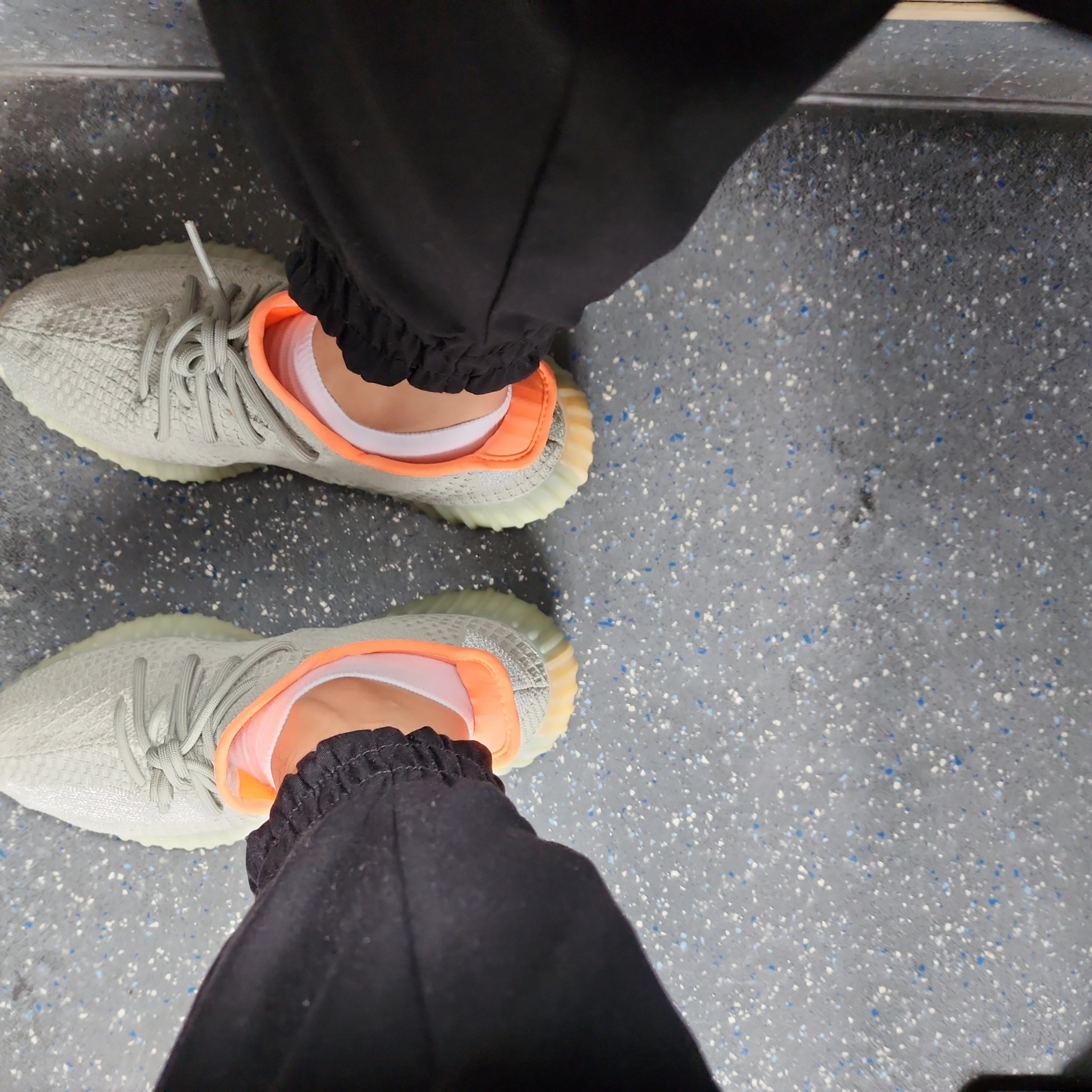 Adidas Yeezy Boost 350 V2 Desert Sage 착용 스타일