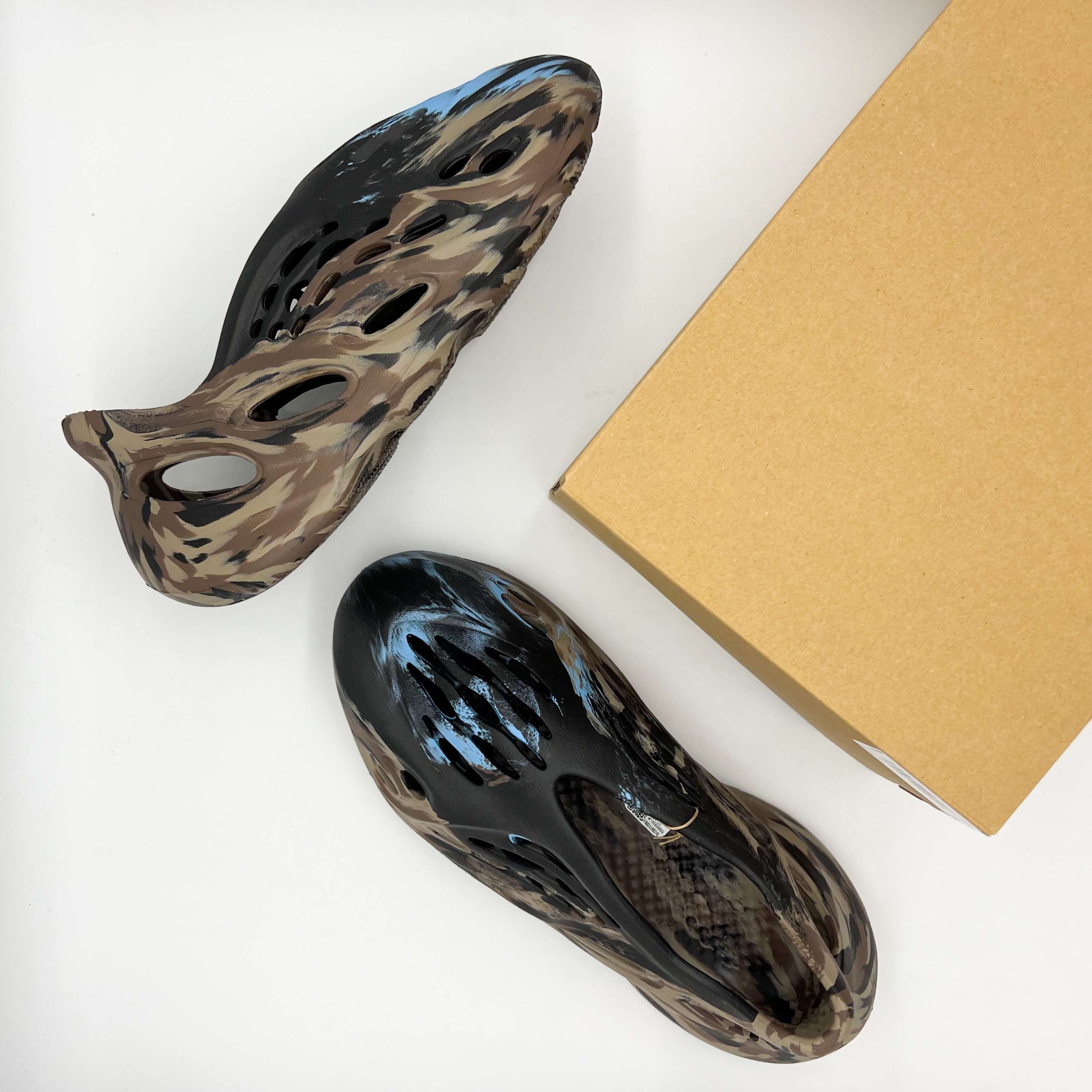 Adidas Yeezy Foam RNNR MX Cinder 착용 스타일 - 5