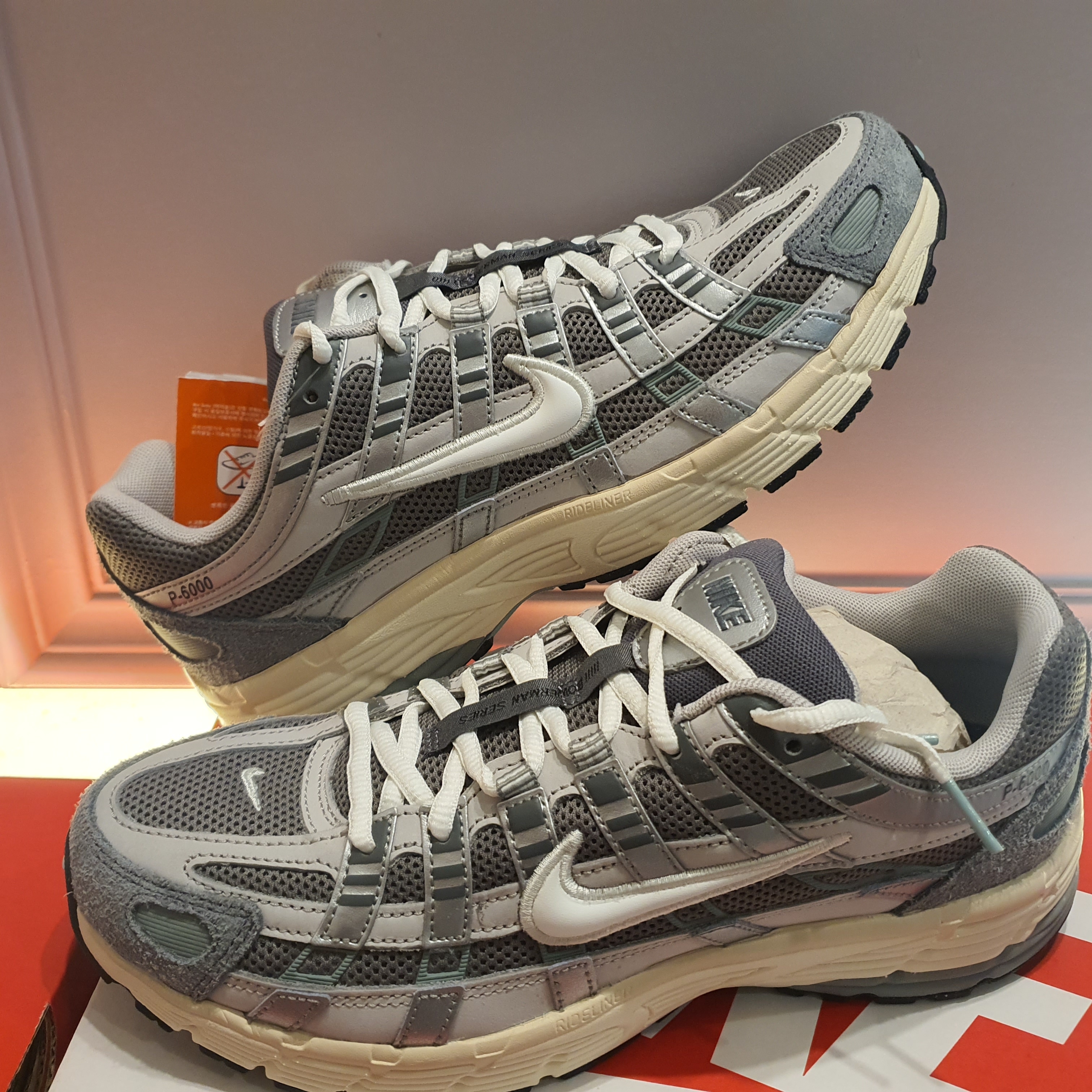 Nike P-6000 Flat Pewter Light Iron Ore 착용 스타일