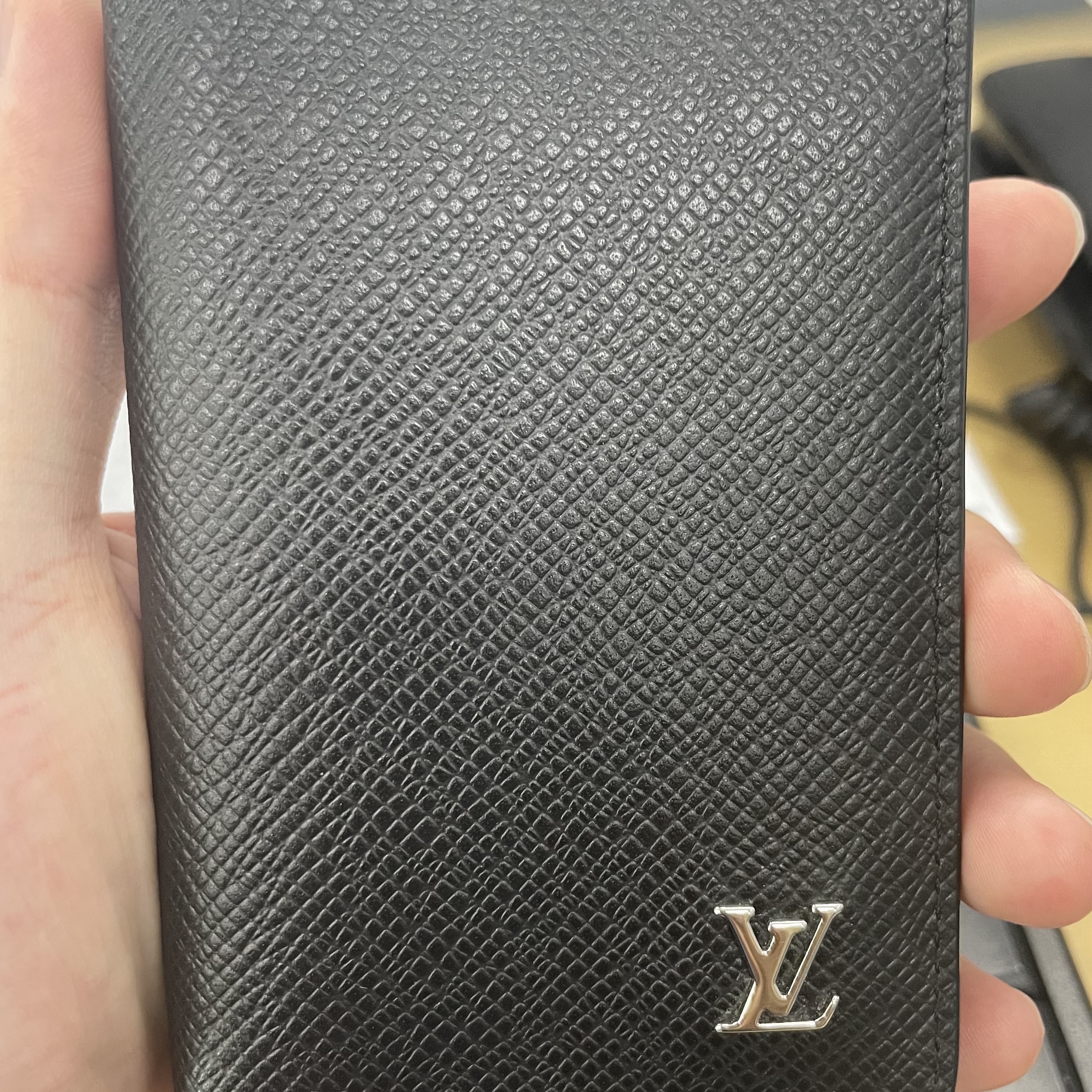 Louis Vuitton Pocket Organizer Taiga Black 착용 스타일