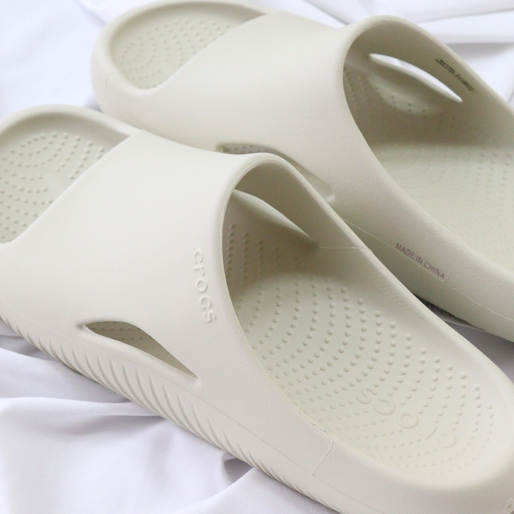 Crocs Mellow Slide Bone 착용 스타일 - 2