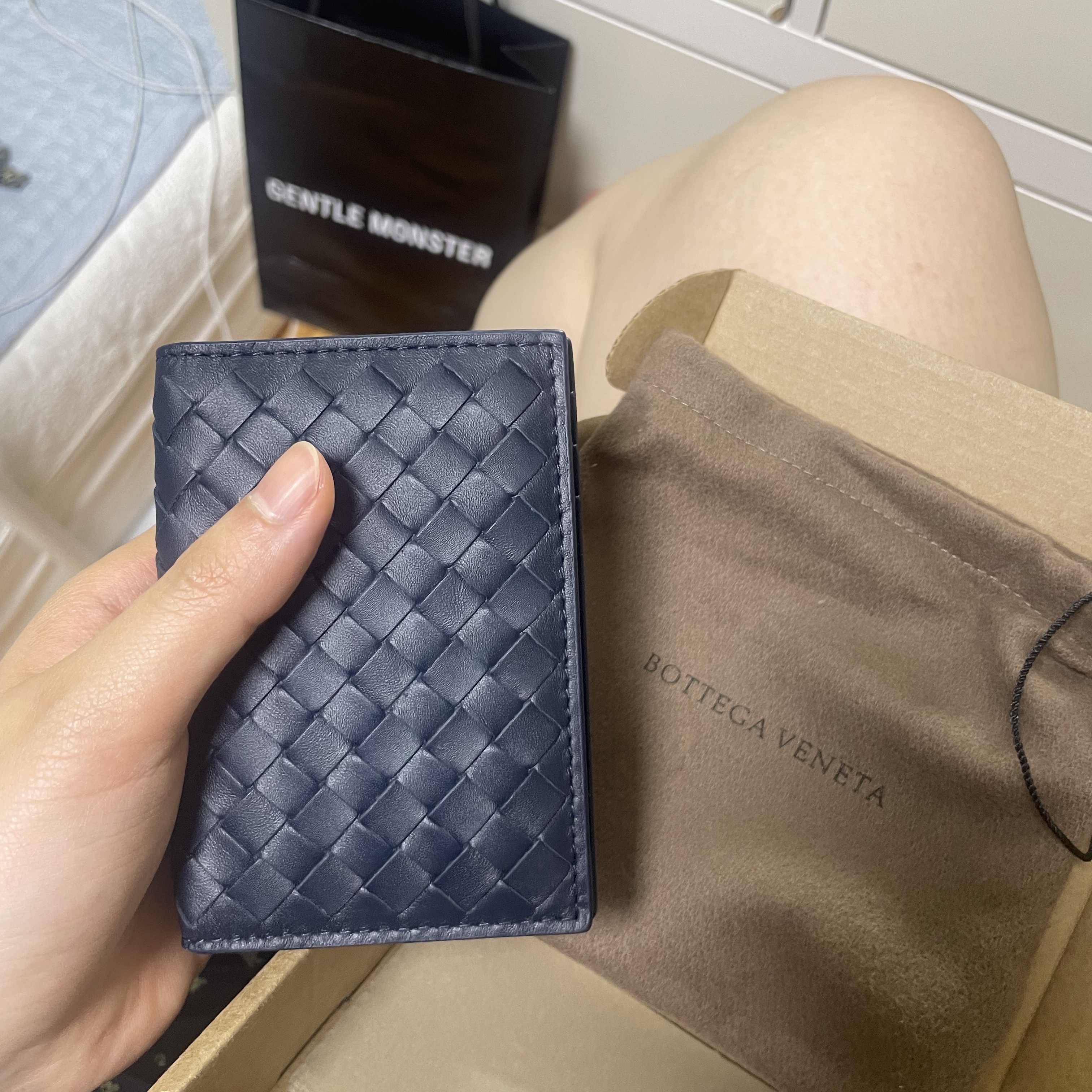 Bottega Veneta Flap Card Case Navy 착용 스타일 - 2