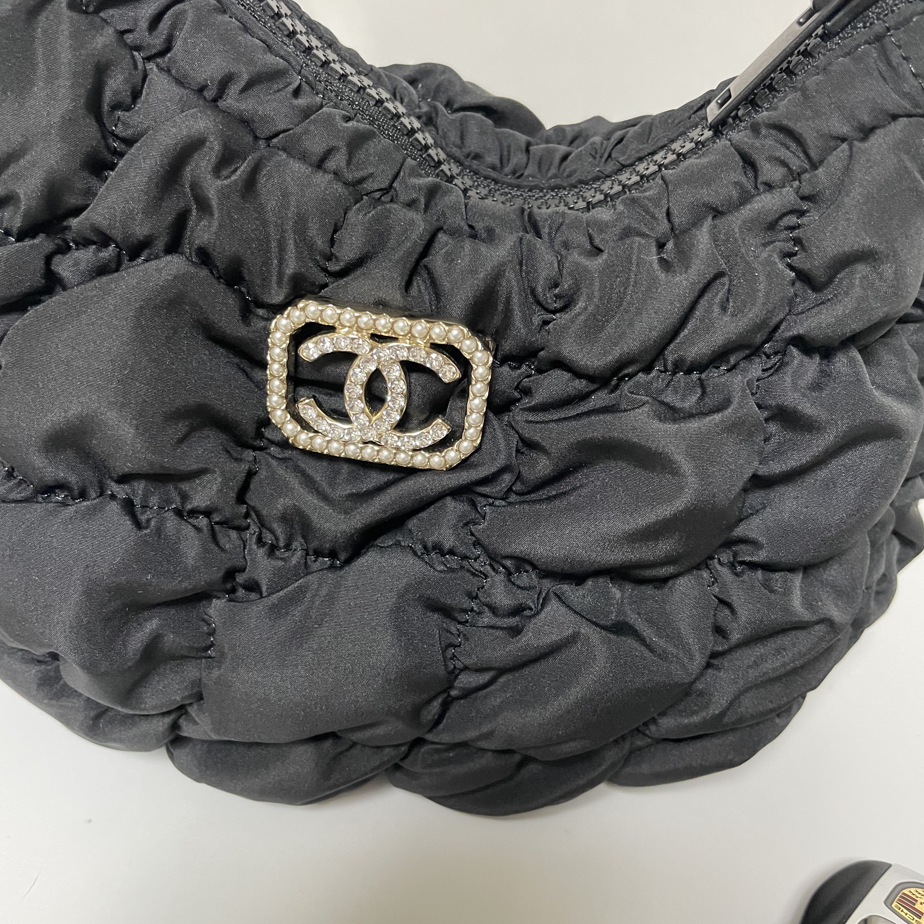 COS Quilted Micro Bag Black 착용 스타일 - 2
