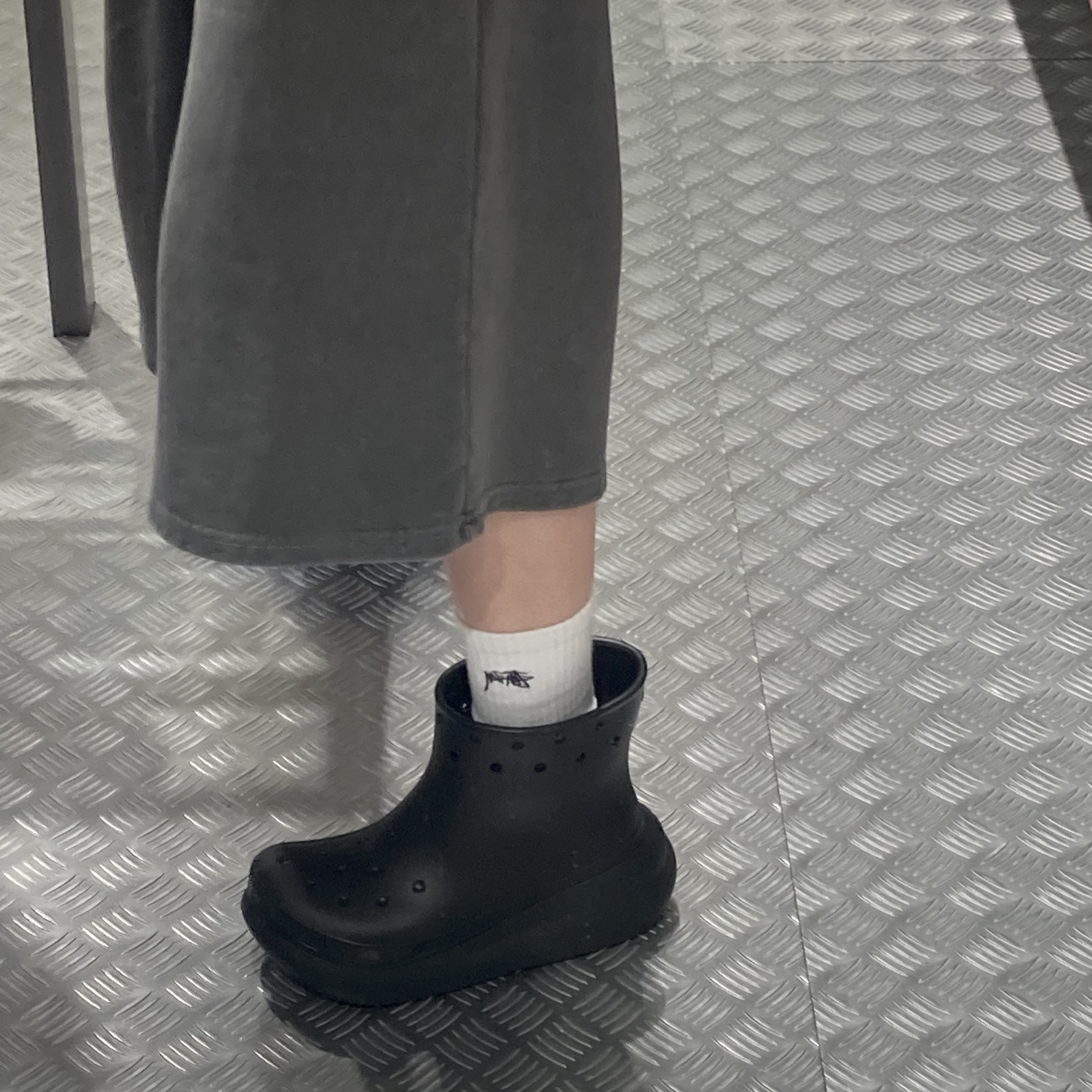 Crocs Classic Crush Boot Black 착용 스타일 - 1
