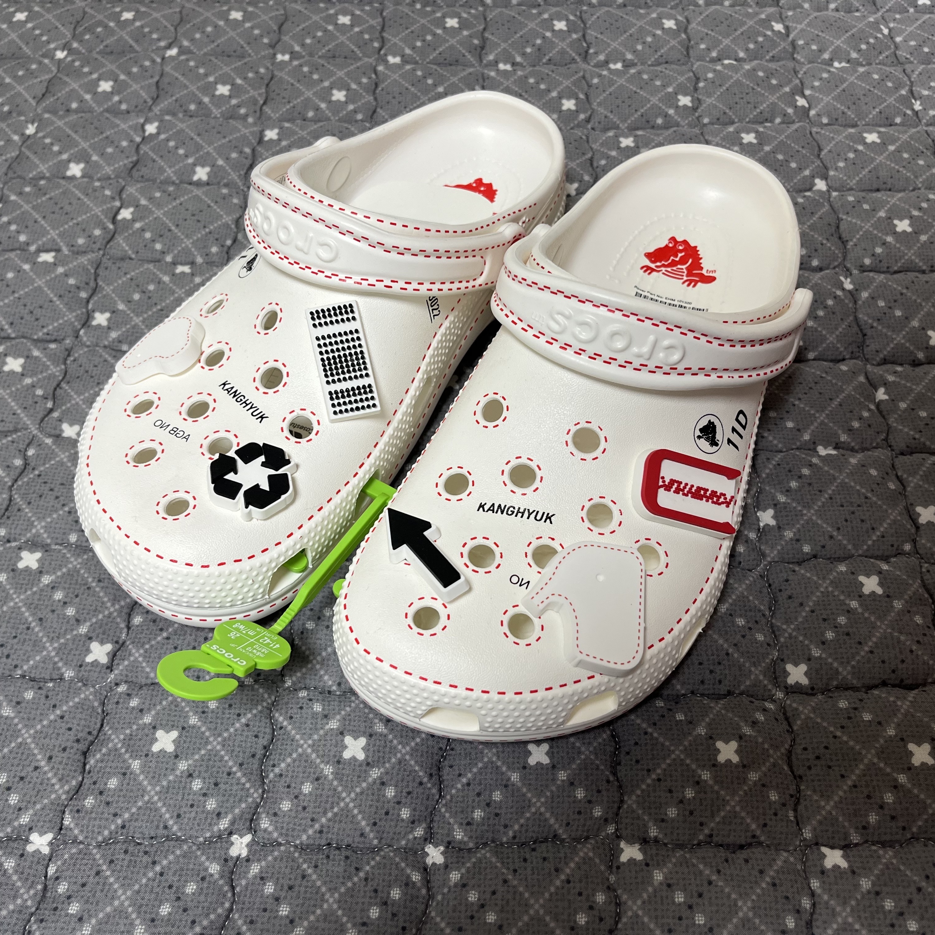 Crocs x Kanghyuk Classic Clog White 착용 스타일 - 2