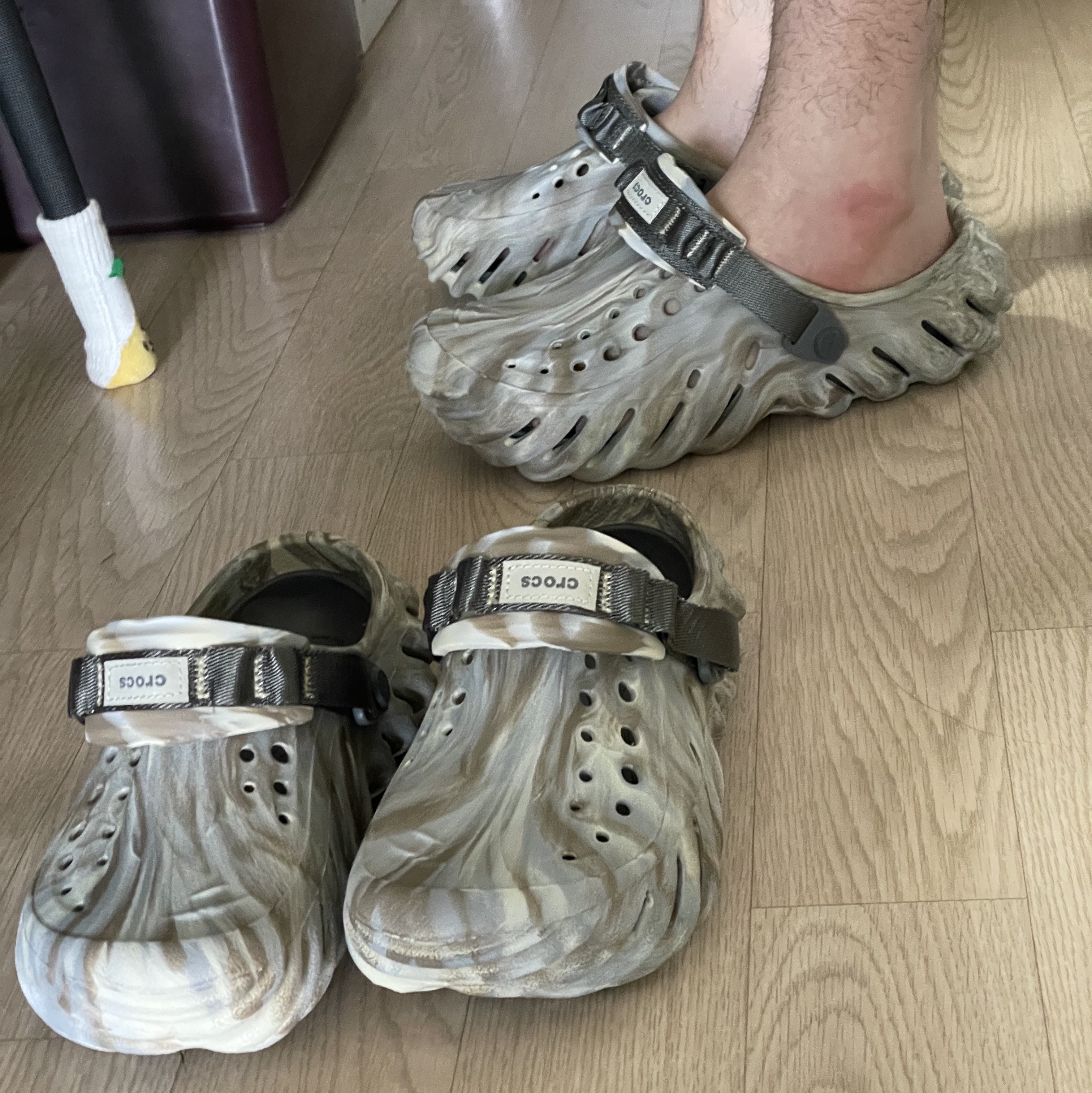 Crocs Echo Marbled Clog Bone Multi 착용 스타일