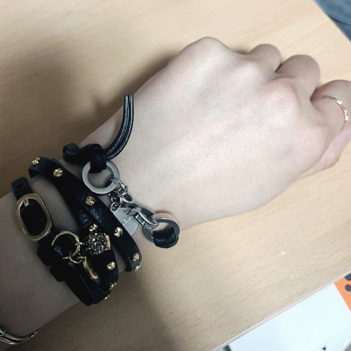 Haleine Leather Metal Mix Bracelet Black 착용 스타일 - 2