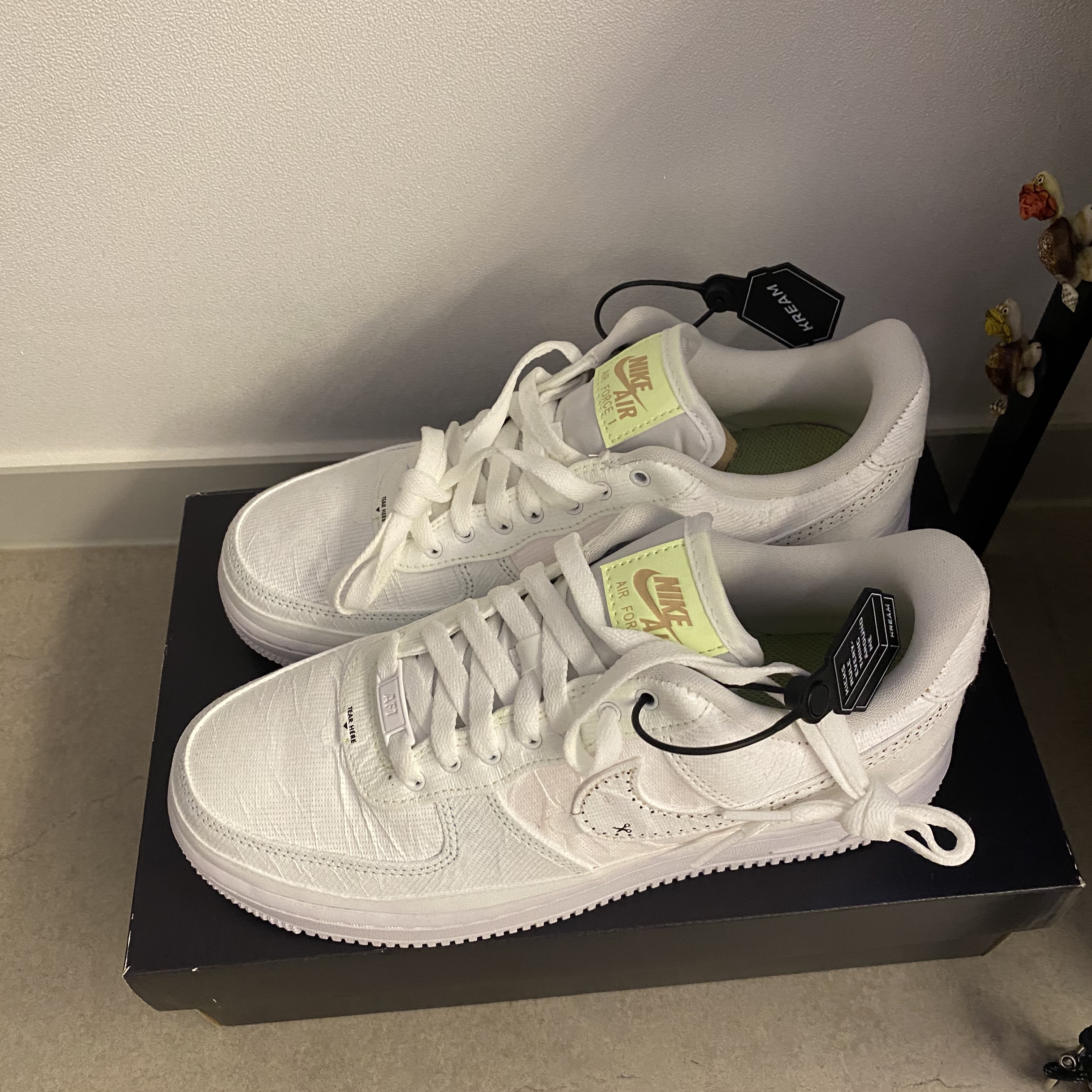 (W) Nike Air Force 1 '07 PRM Tear Away Arctic Punch 착용 스타일