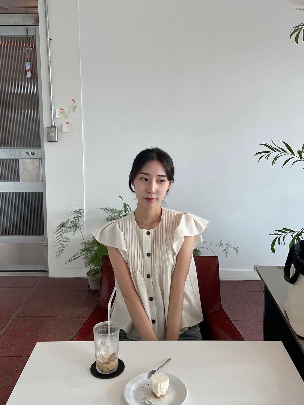 Kindersalmon Women Pintucked Ruffle-sleeve Blouse Cream 착용 스타일