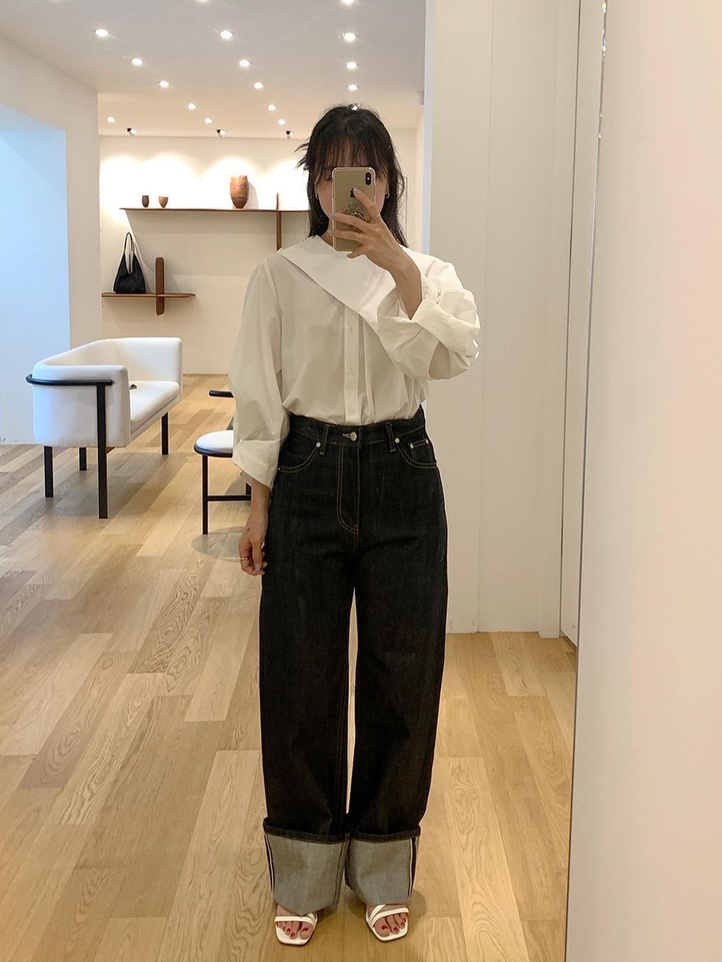 Kindersalmon Women Twist Volume Sleeve Blouse White 착용 스타일