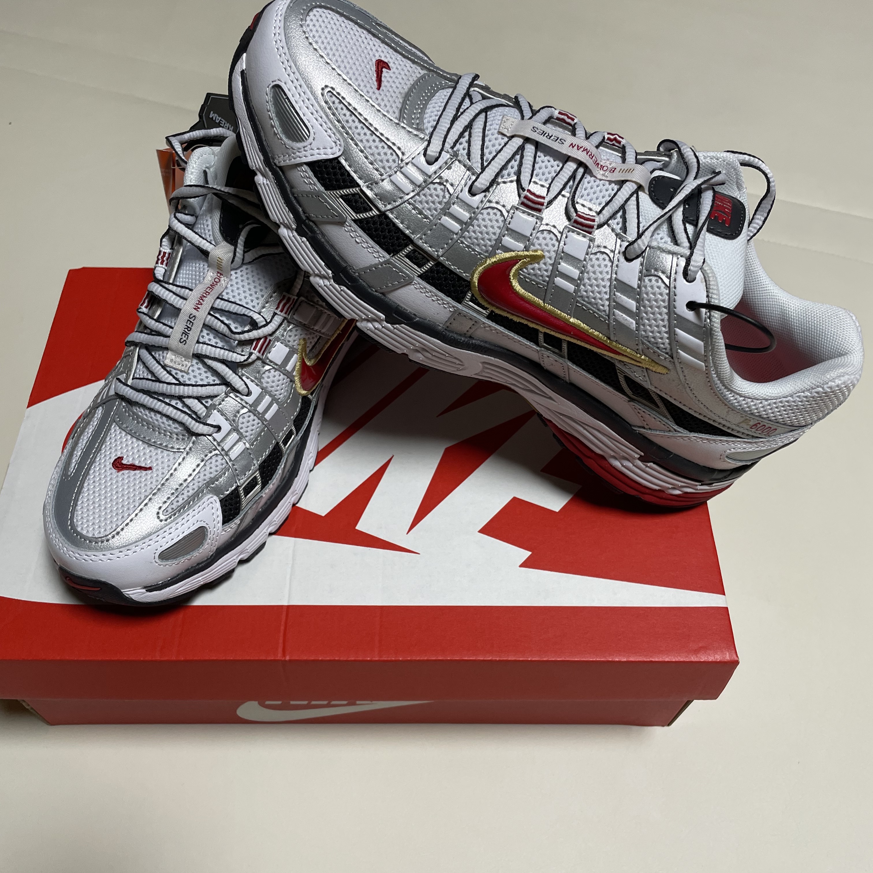 (W) Nike P-6000 Metallic Silver Red 착용 스타일